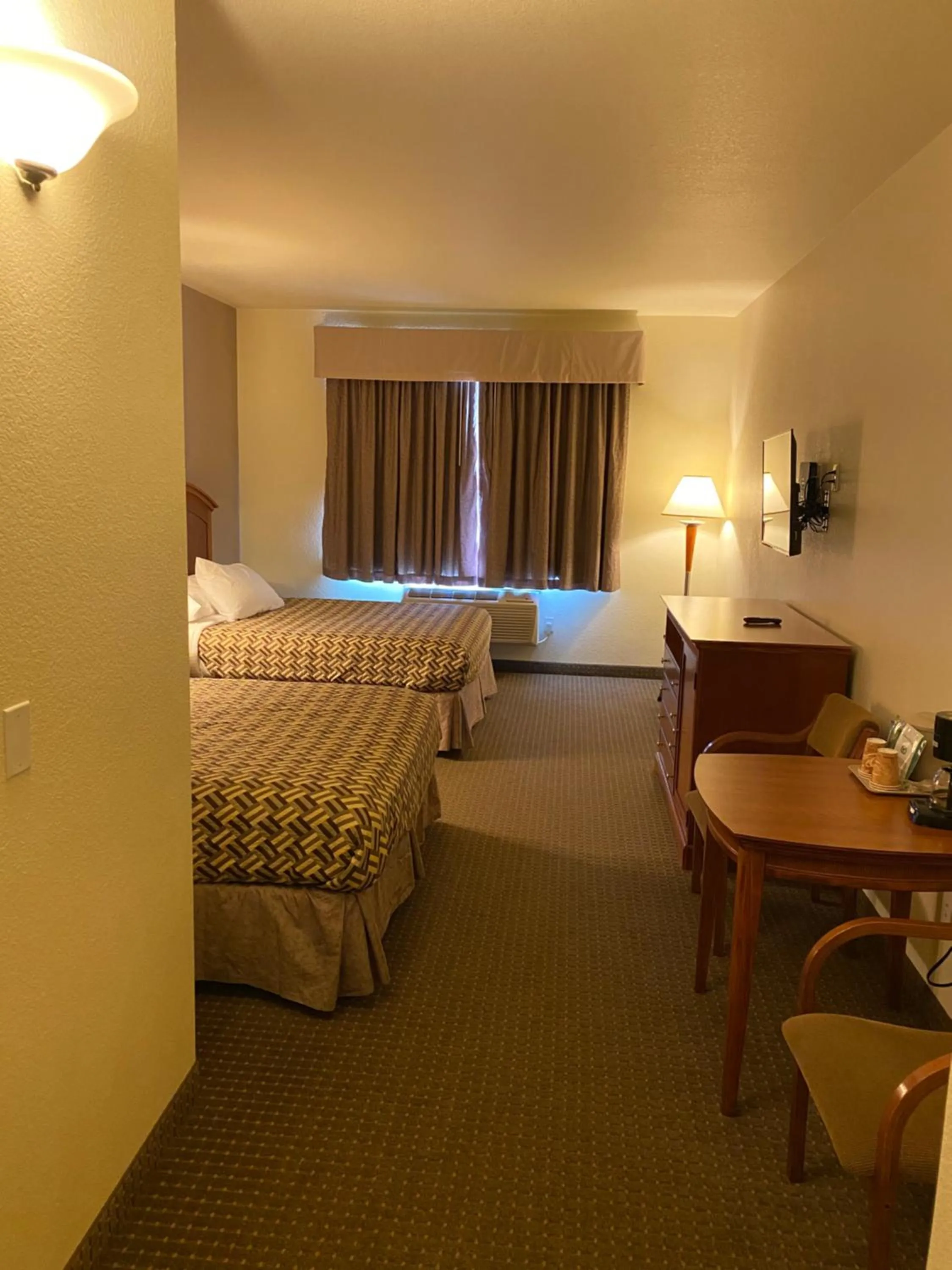 Queen Room with Two Queen Beds - Non-Smoking in A Riverside Inn Travelodge by Wyndham