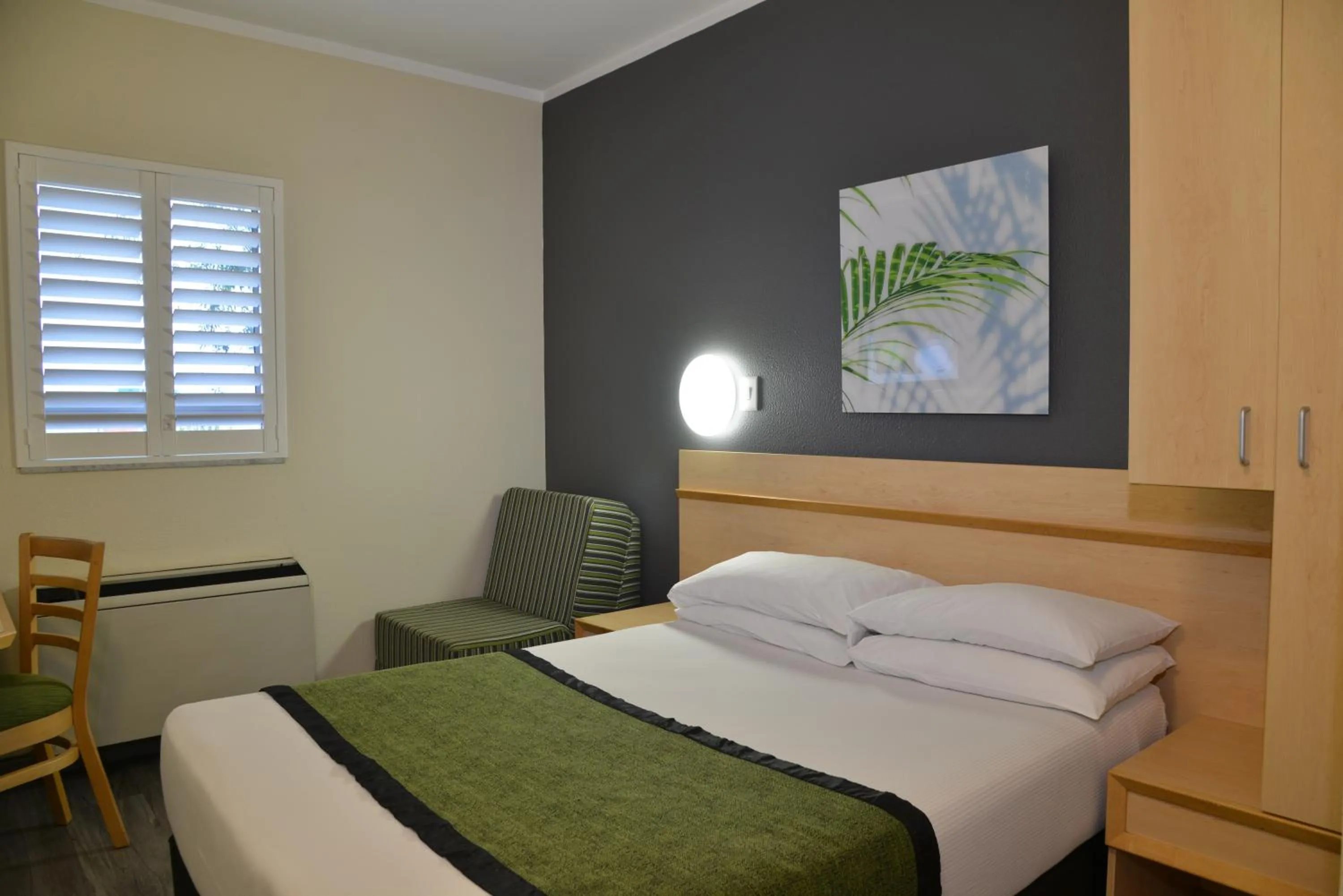 Small Double Room in Road Lodge Southgate