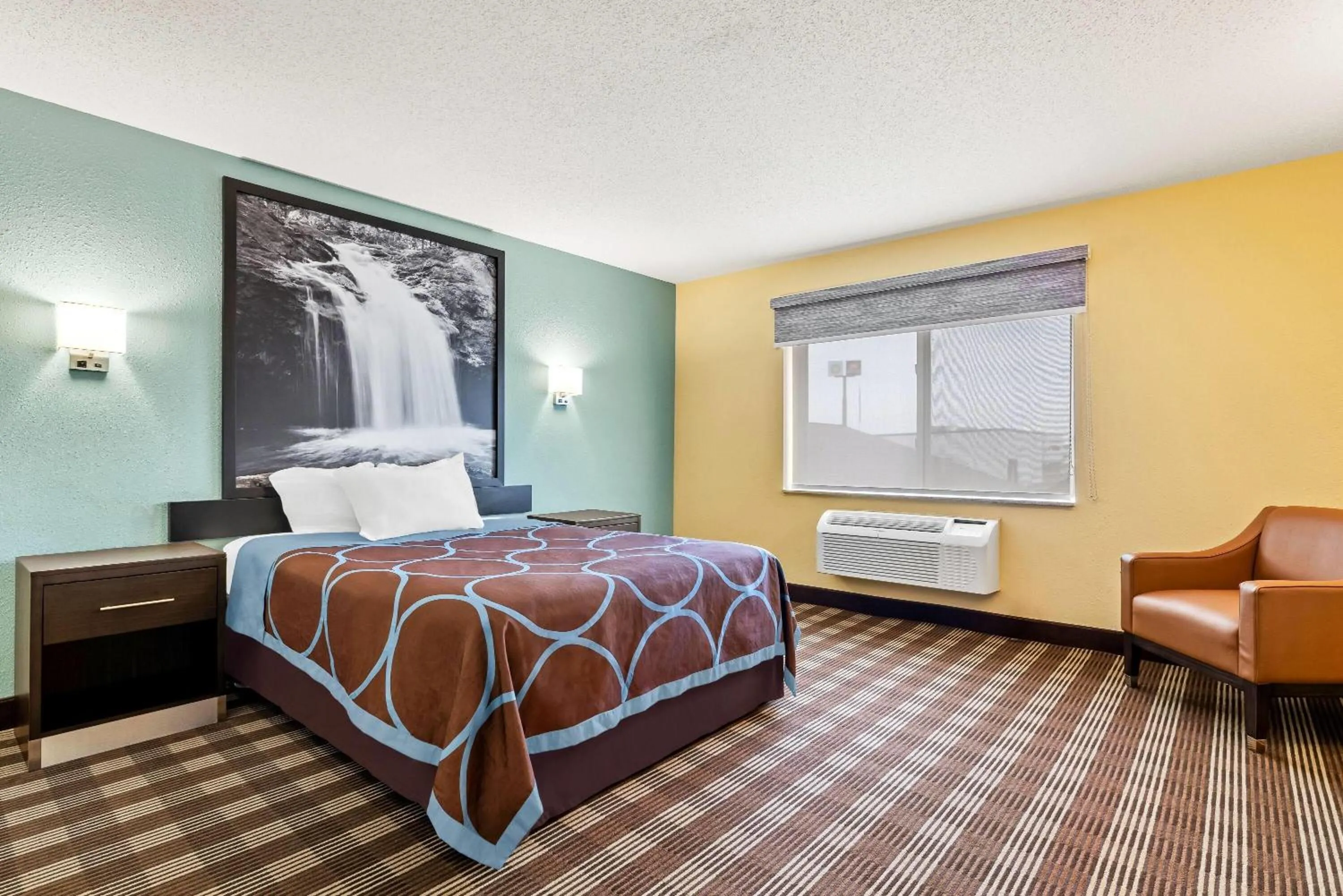 Two-Bedroom, Suite with 1 King Bed and 1 Queen Bed,  Non-Smoking in Super 8 by Wyndham Osseo WI