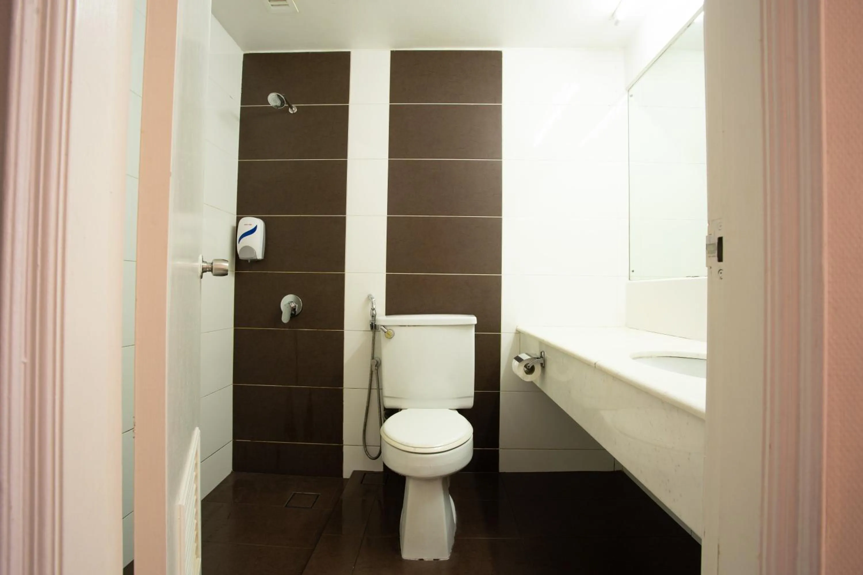 Deluxe Twin Room in Somerset Hotel