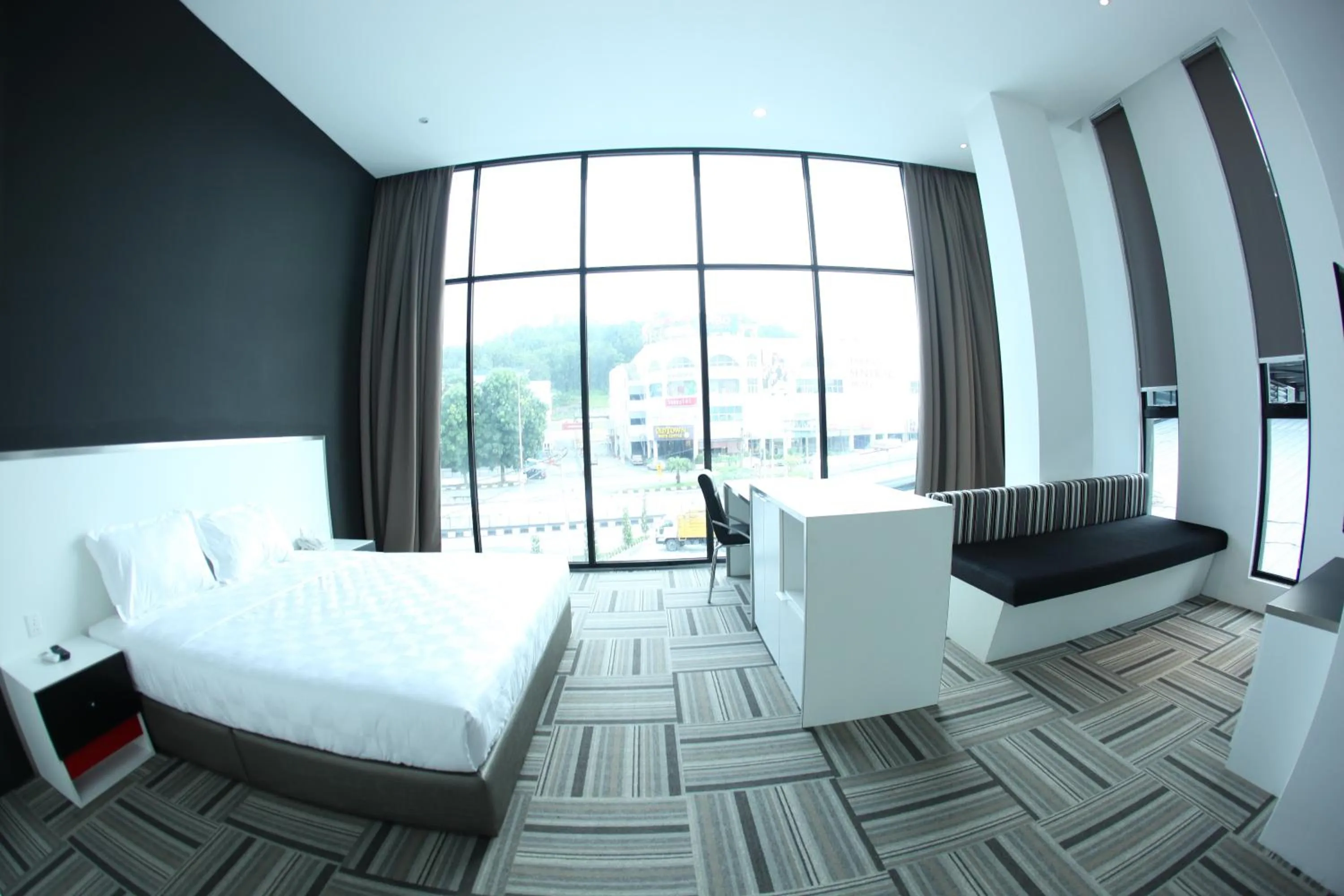 Deluxe King Room in Beverly Hotel