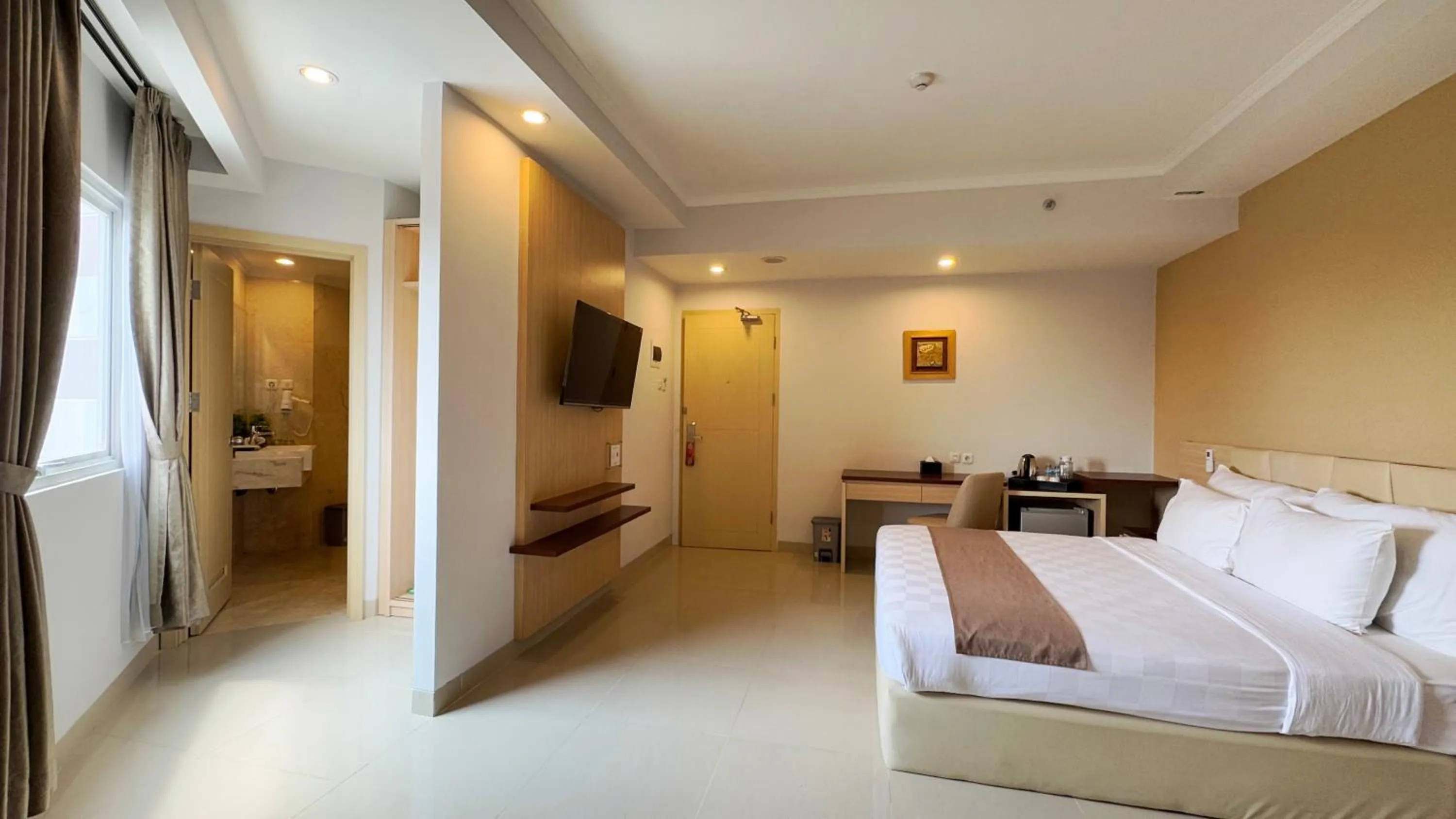 Deluxe King Room in Lorin Syariah Solo Hotel