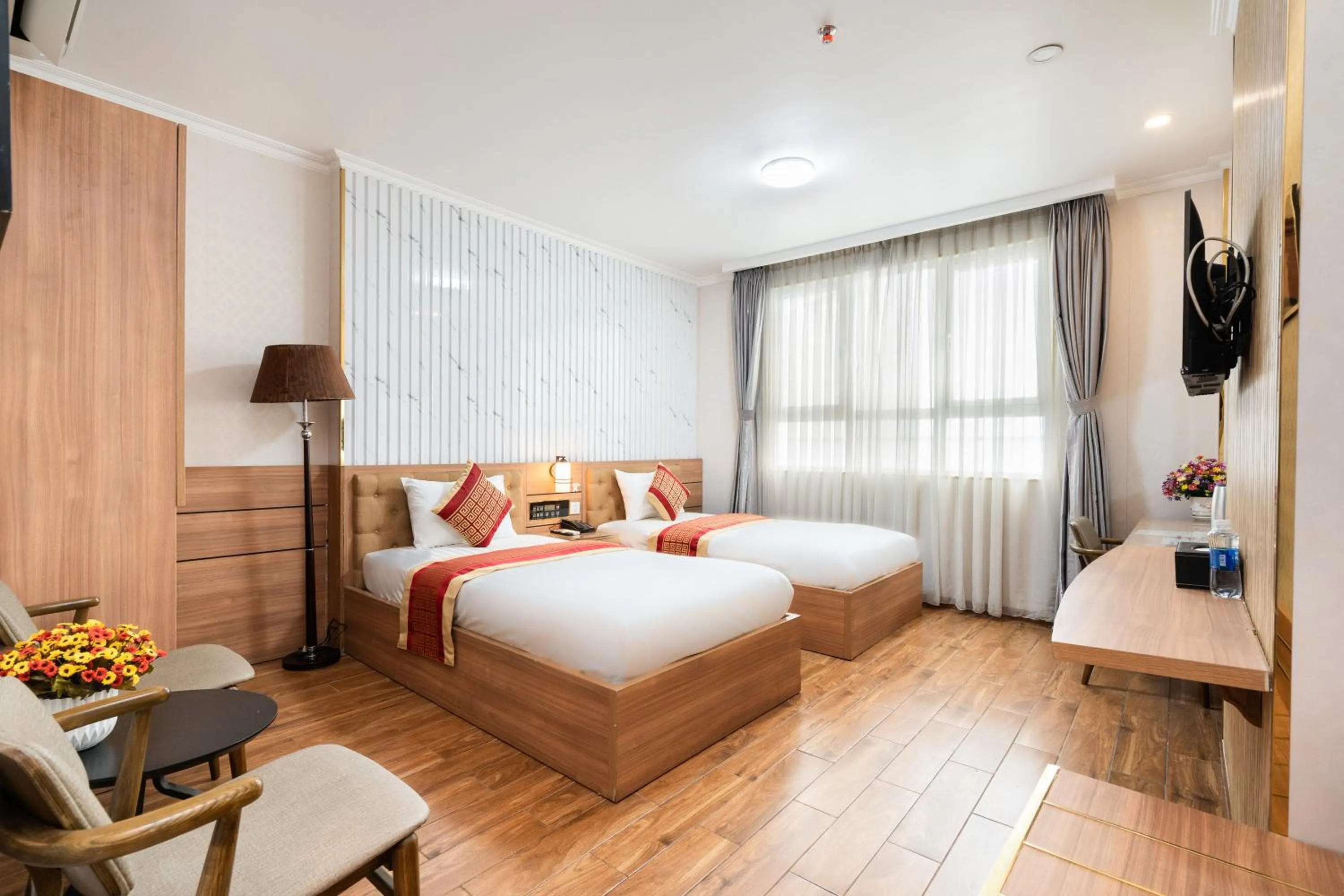 Deluxe Twin Room in Luna Saigon Hotel - Bui Vien Walking Street