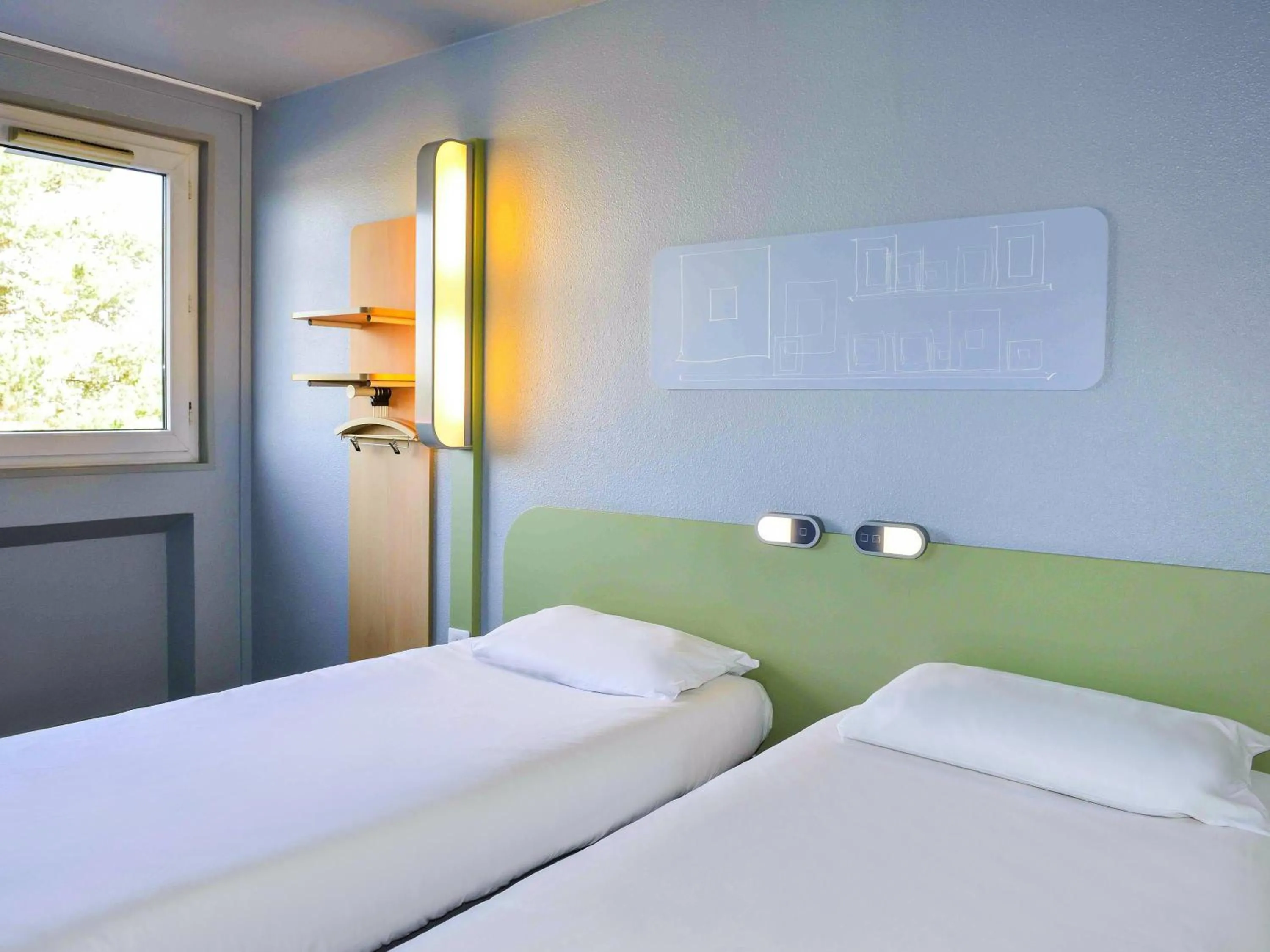 Twin Room in ibis budget Bordeaux Lac