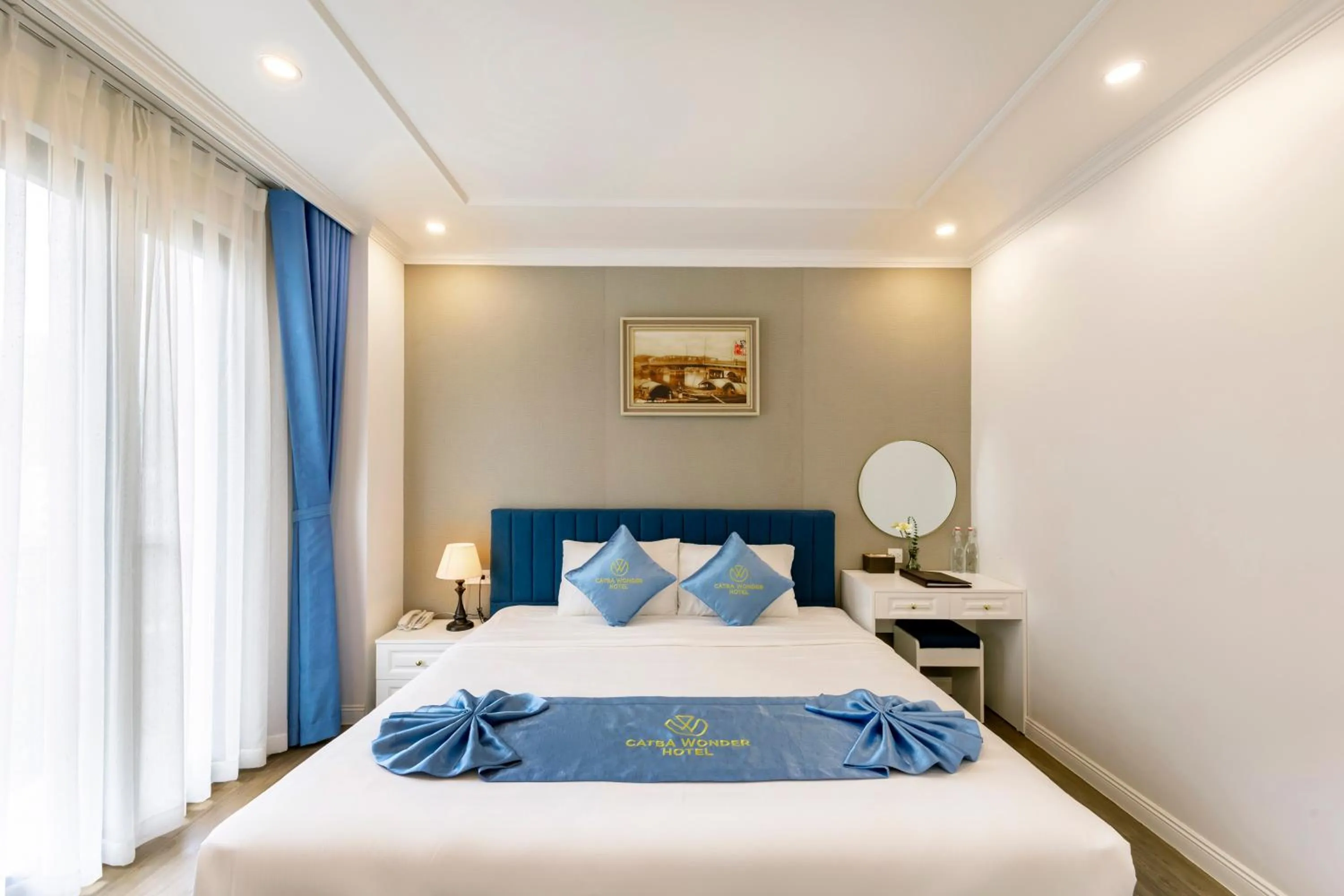 Deluxe Double Room with Bath in Cat Ba Wonder Hotel