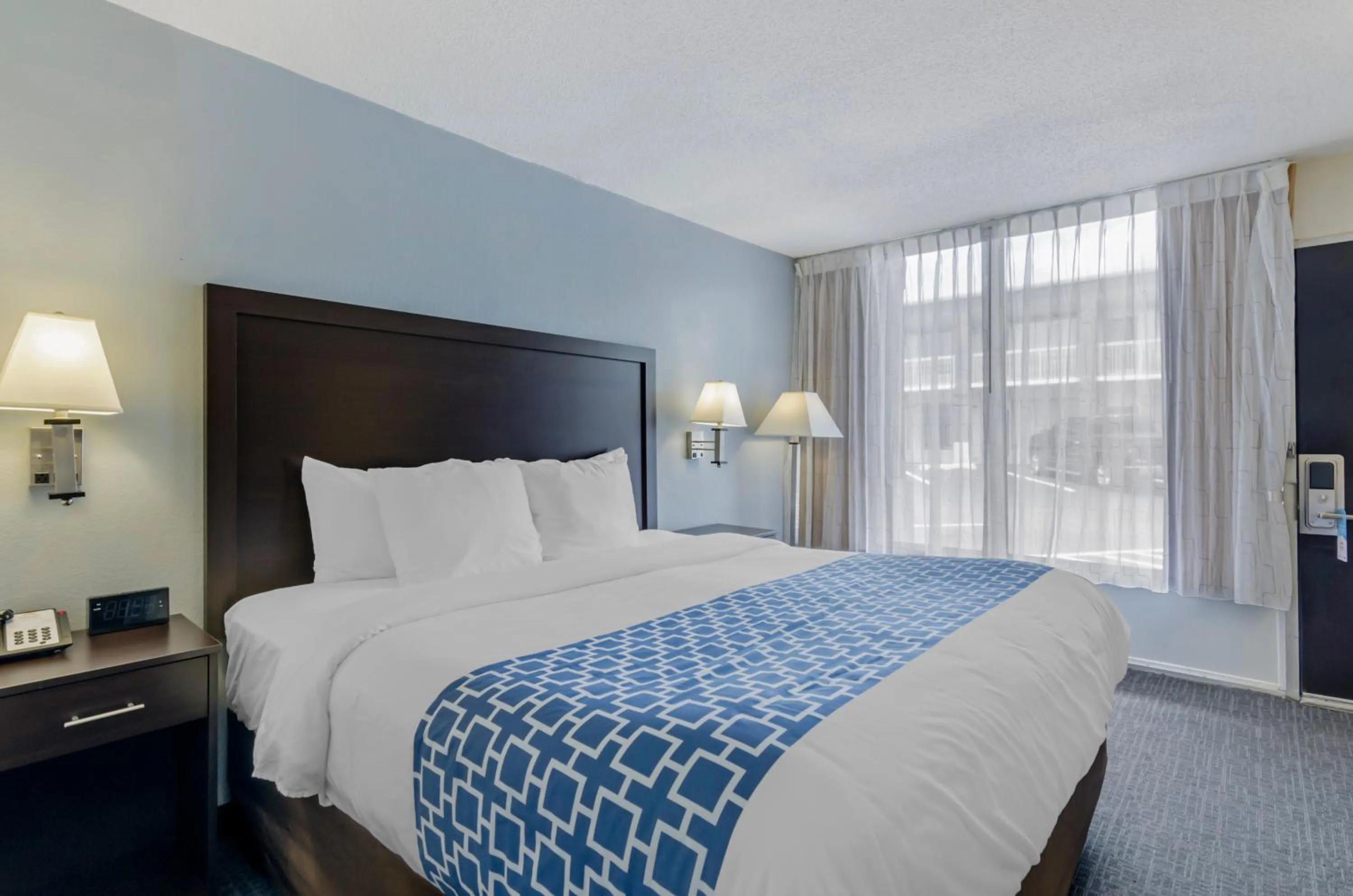 Efficiency King Room - Non Smoking in Suburban Studios Verona - Staunton North