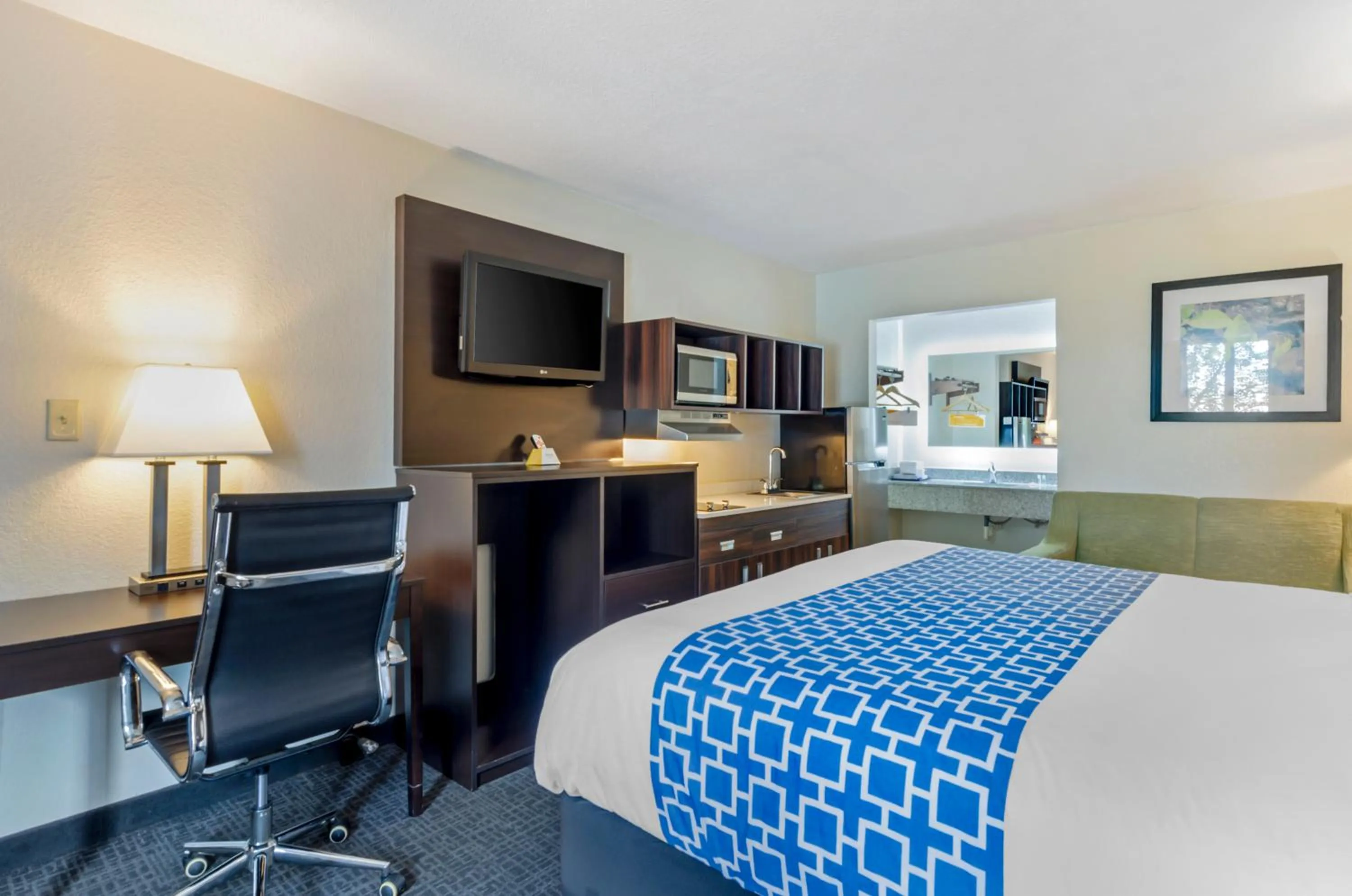 Efficiency Queen Room - Non-smoking in Suburban Studios Verona - Staunton North