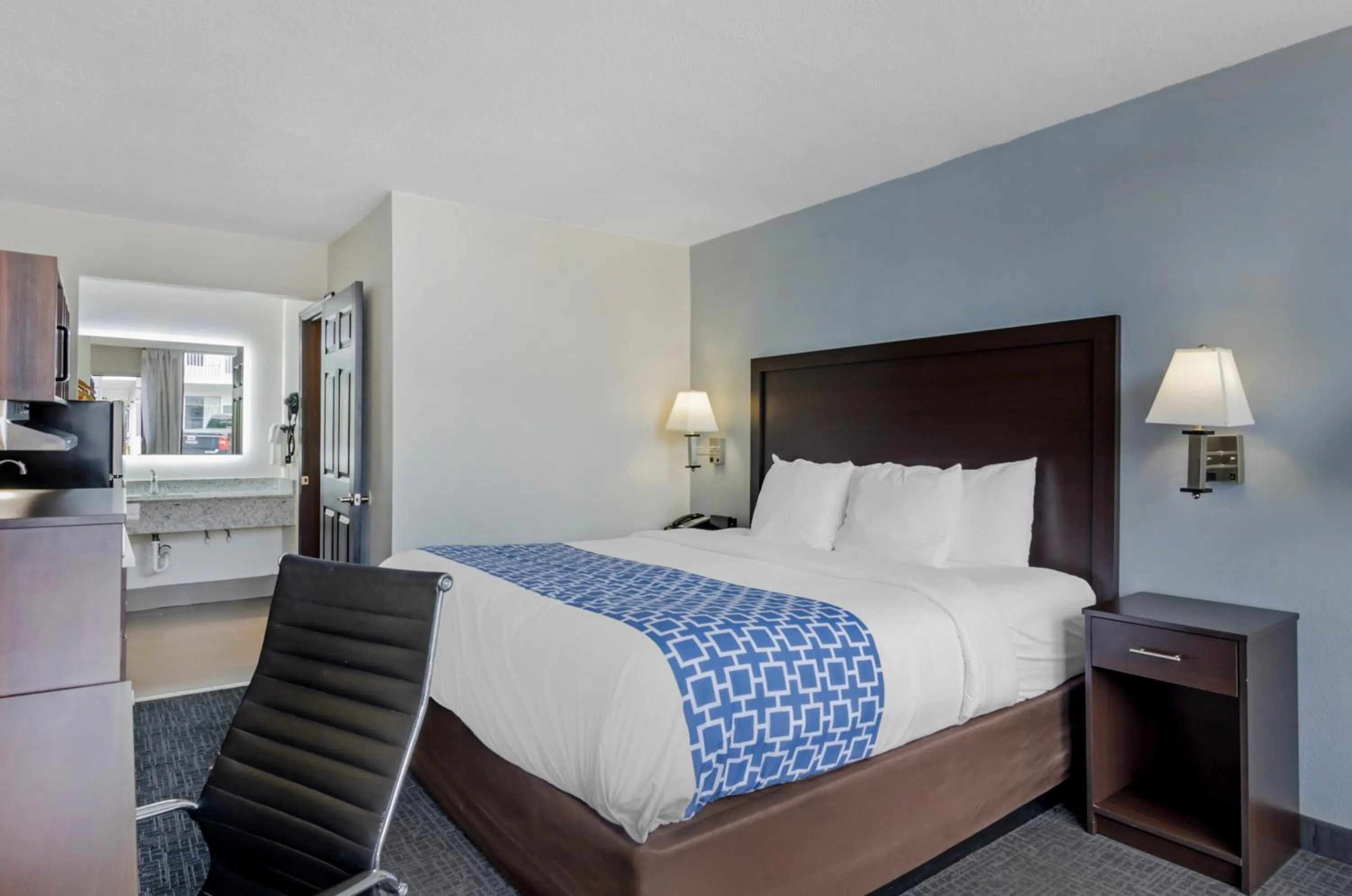 Efficiency King Room with Roll-In Shower - Disability Access/Non Smoking in Suburban Studios Verona - Staunton North