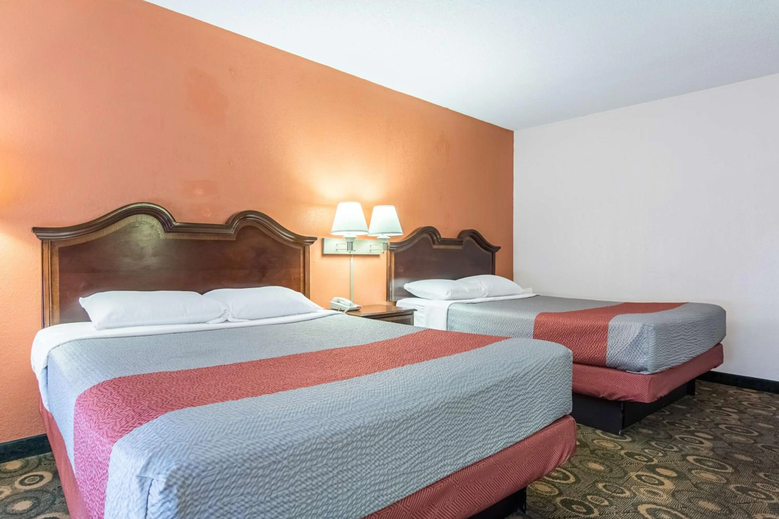 Quadruple Room - Disability Access - Non-Smoking in Motel 6-Hope, AR