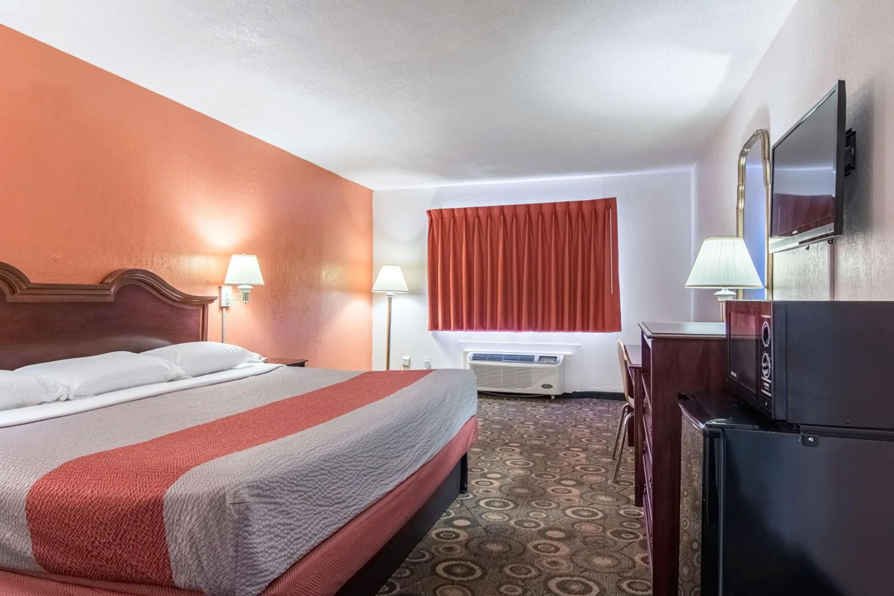 Deluxe King Room - Non-Smoking in Motel 6-Hope, AR