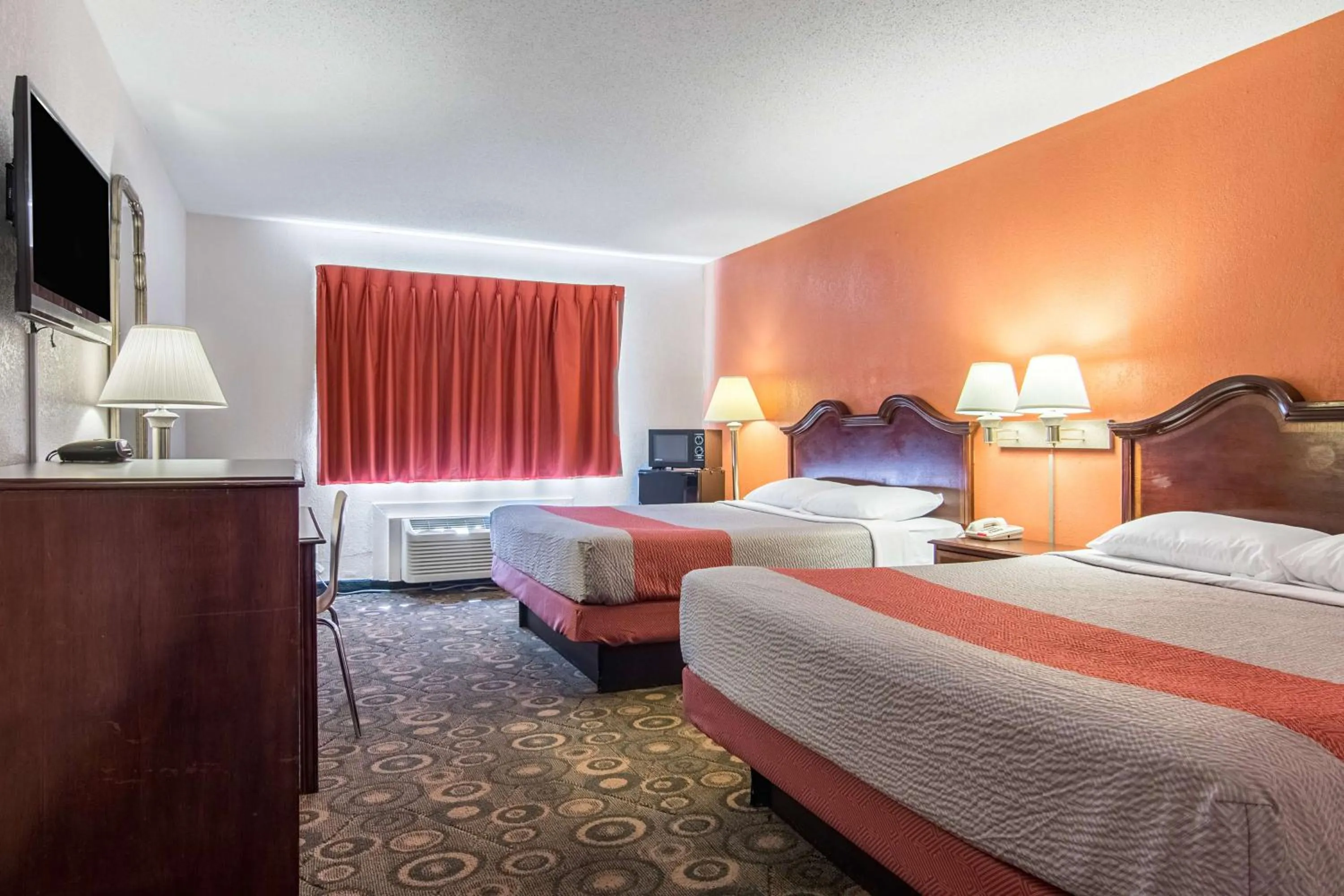 Deluxe Queen Room with Two Queen Beds - Non-Smoking in Motel 6-Hope, AR