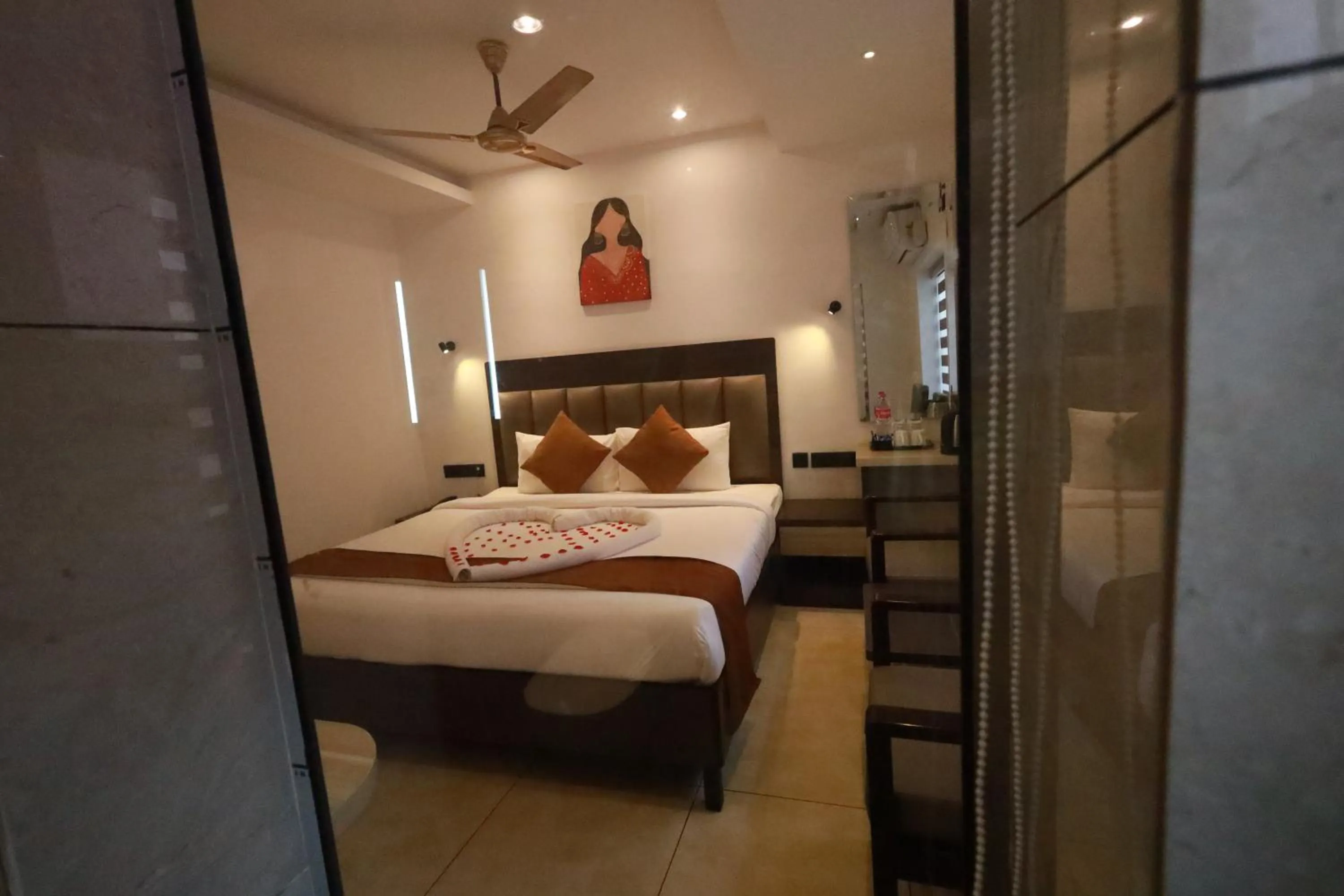 Premium Room - King Bed in Goodland Elegance