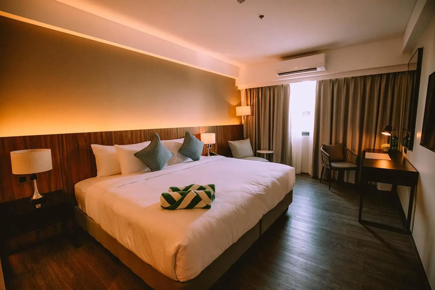 Deluxe King Room in The Maximilian Hotel