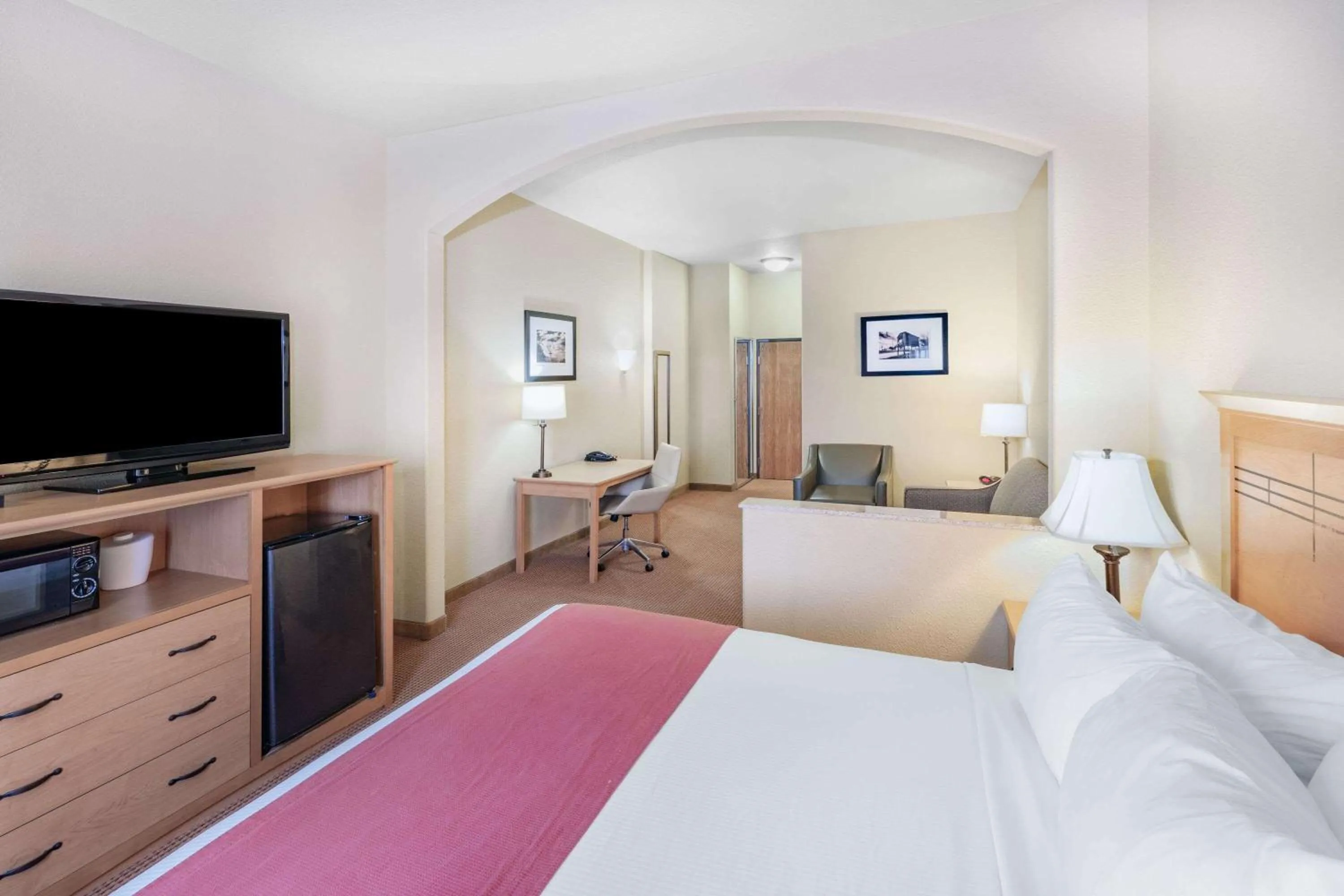 King Suite - Non-Smoking in Baymont by Wyndham Cuero