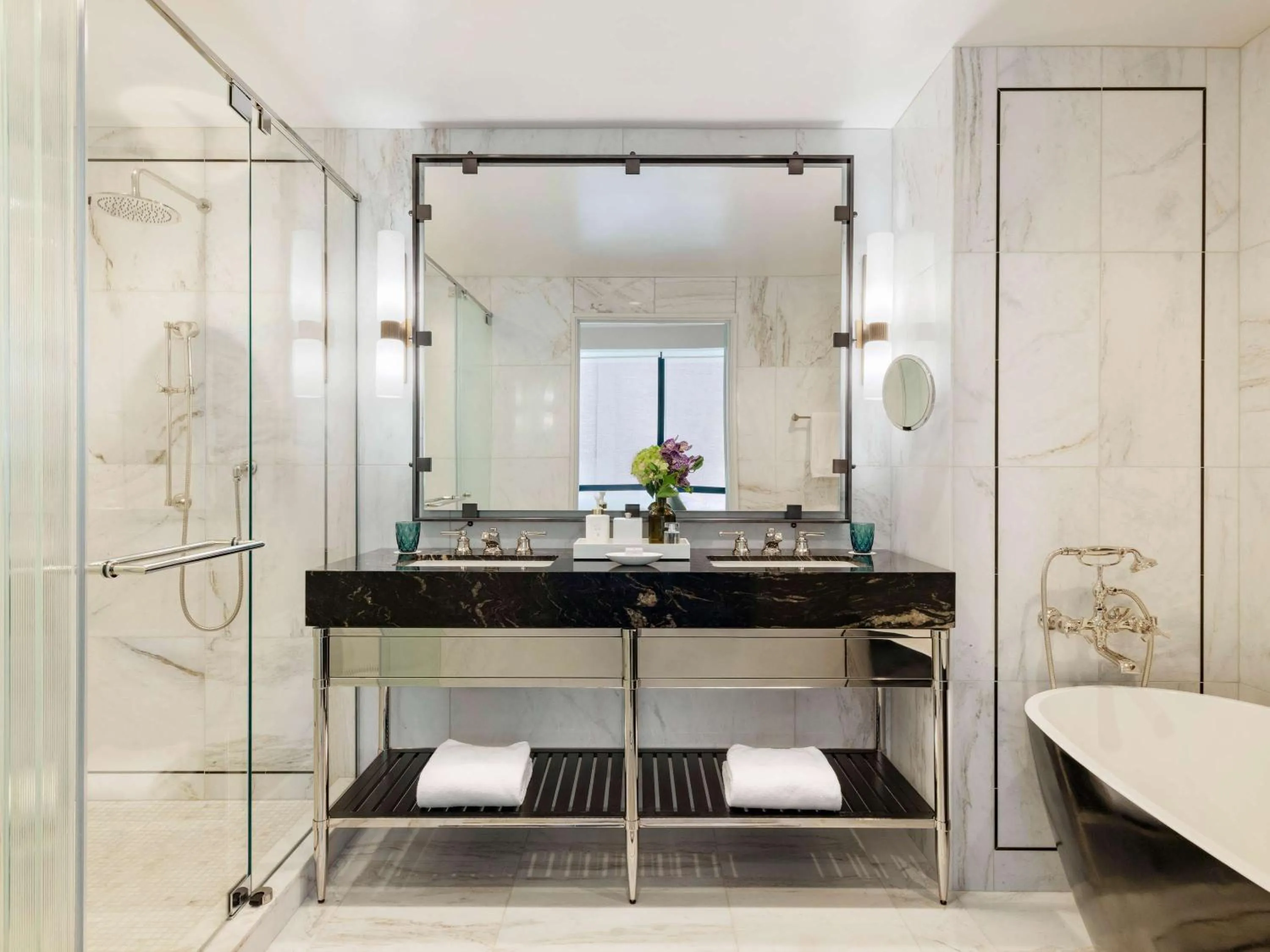 Deluxe Queen Room with Two queen Beds - Mobility Access in Raffles Boston