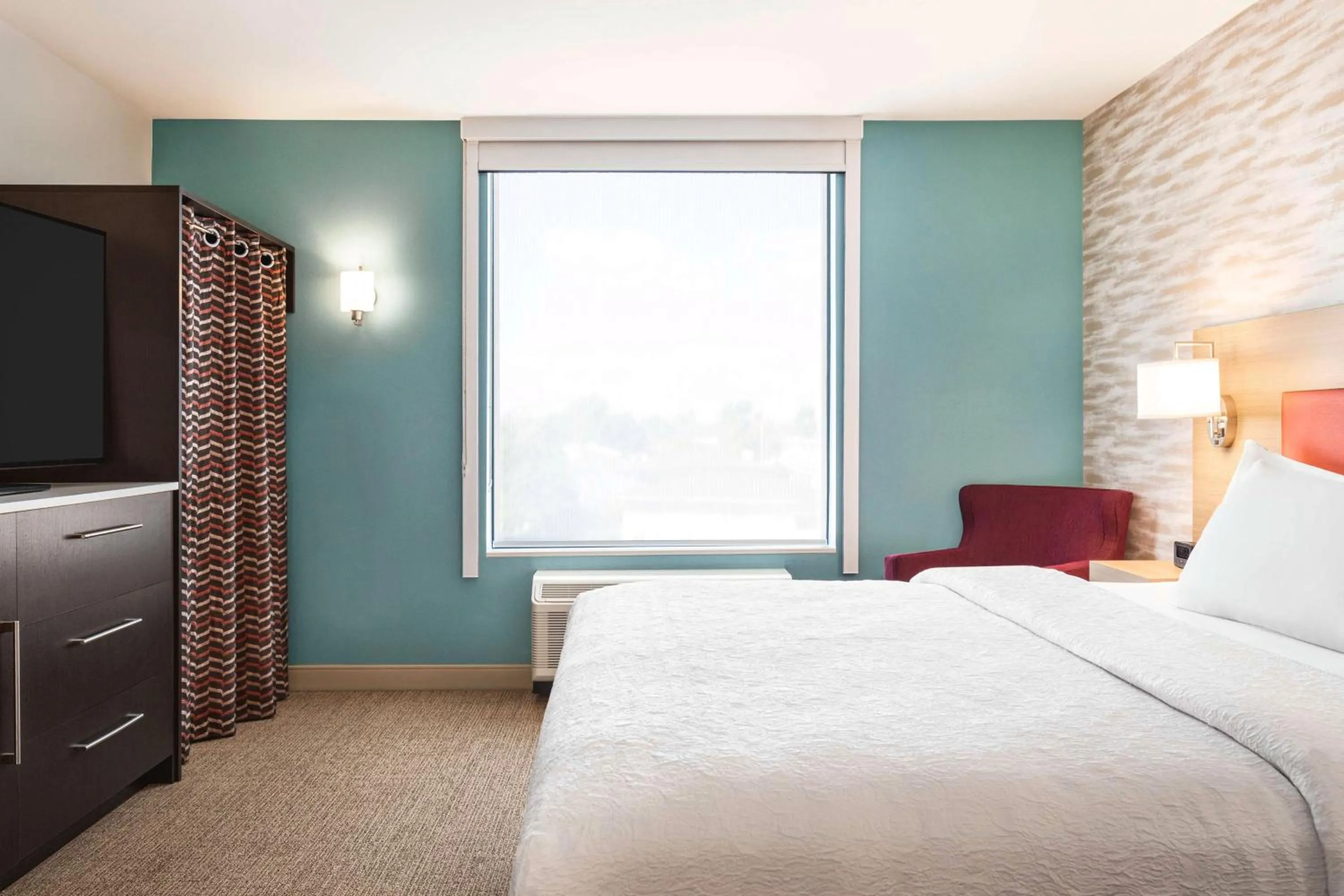 King Suite with Accessible Bathtub in Home2 Suites By Hilton Cheyenne