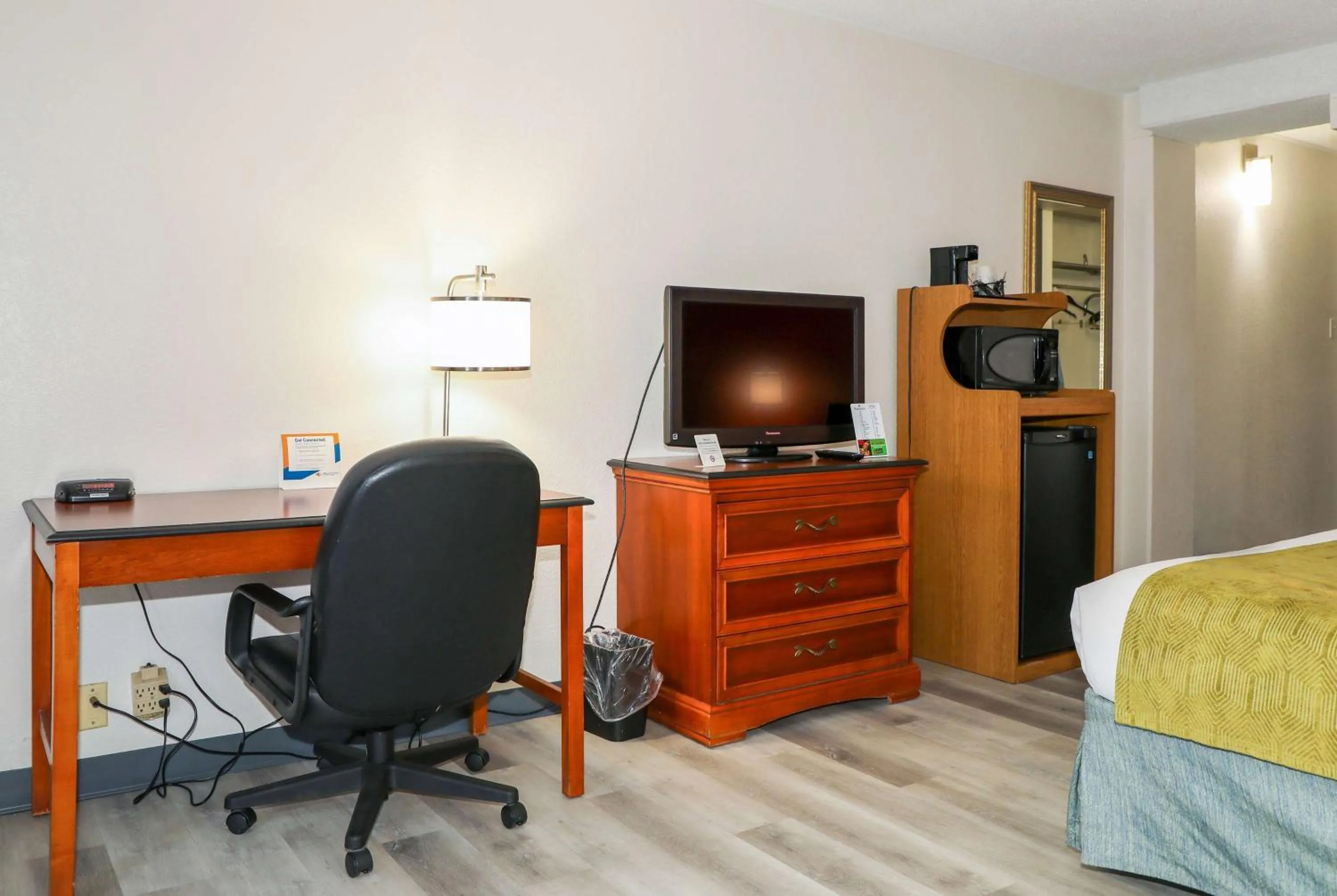 King Room - Non-Smoking in Ramada by Wyndham Cumberland Downtown