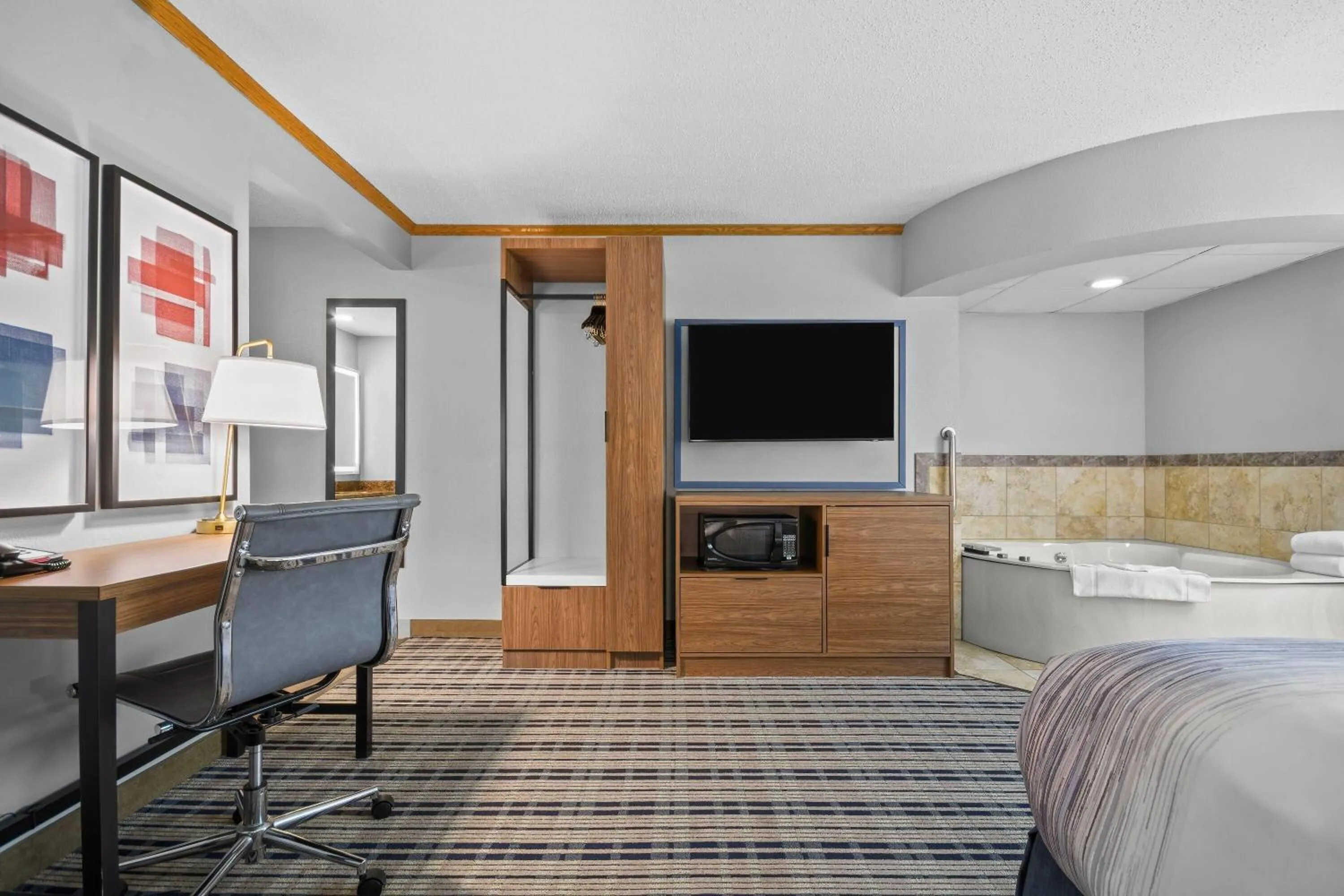 Deluxe King Suite - Non-Smoking in AmericInn by Wyndham Virginia