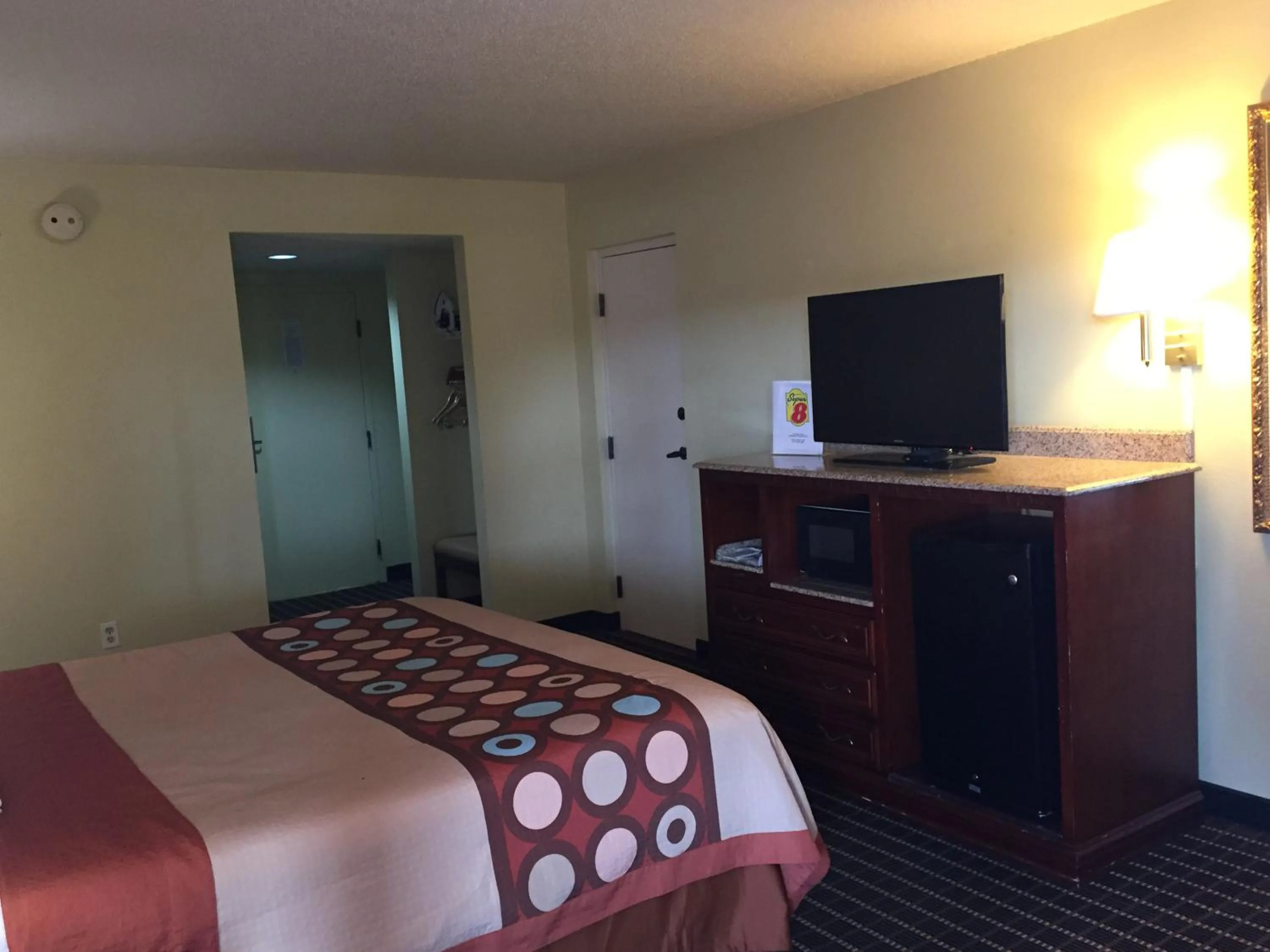 King Room - Smoking  in Super 8 by Wyndham Dandridge