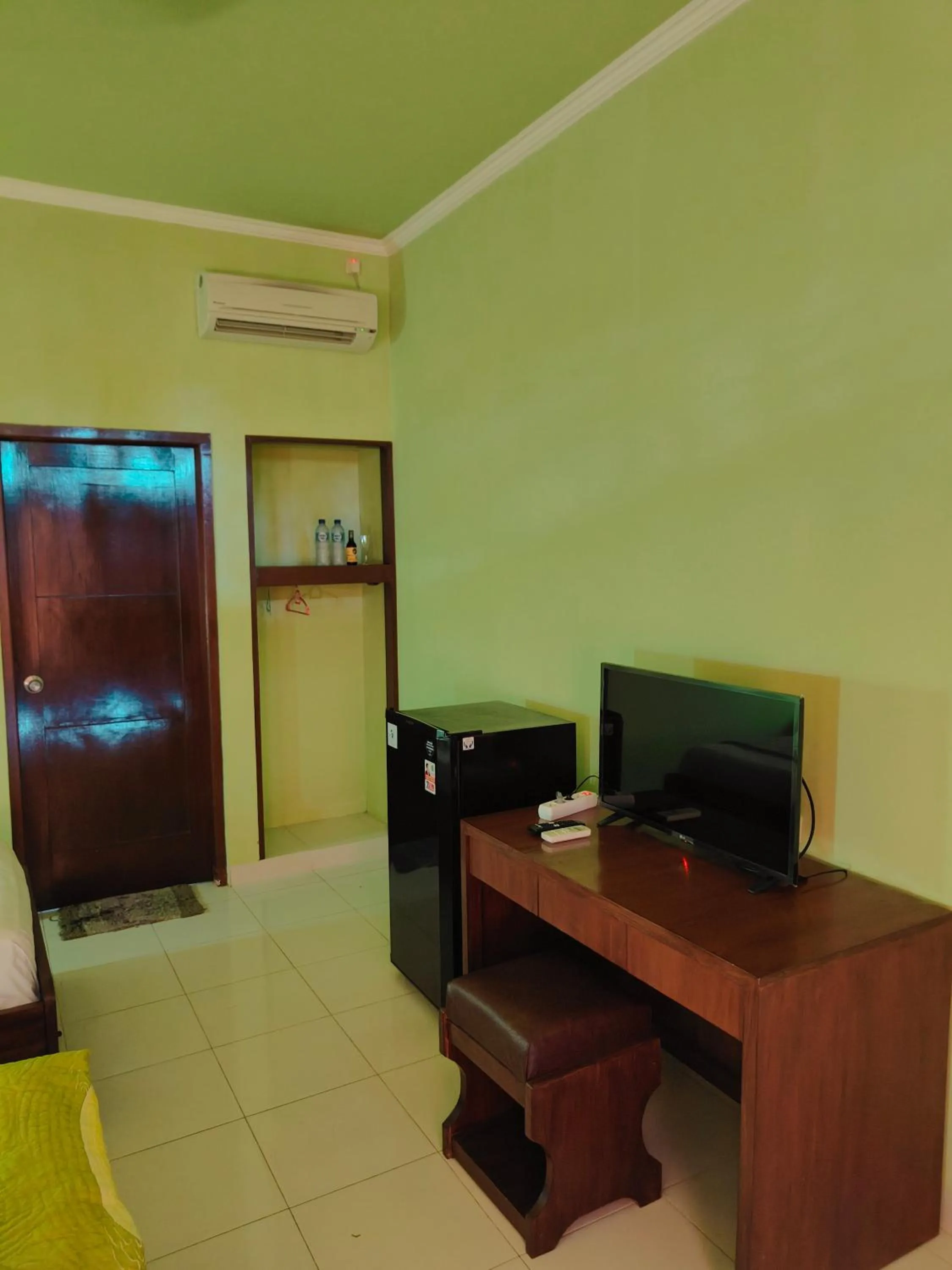 Comfort Triple Room with Shower in Berlian Inn Kuta Beach