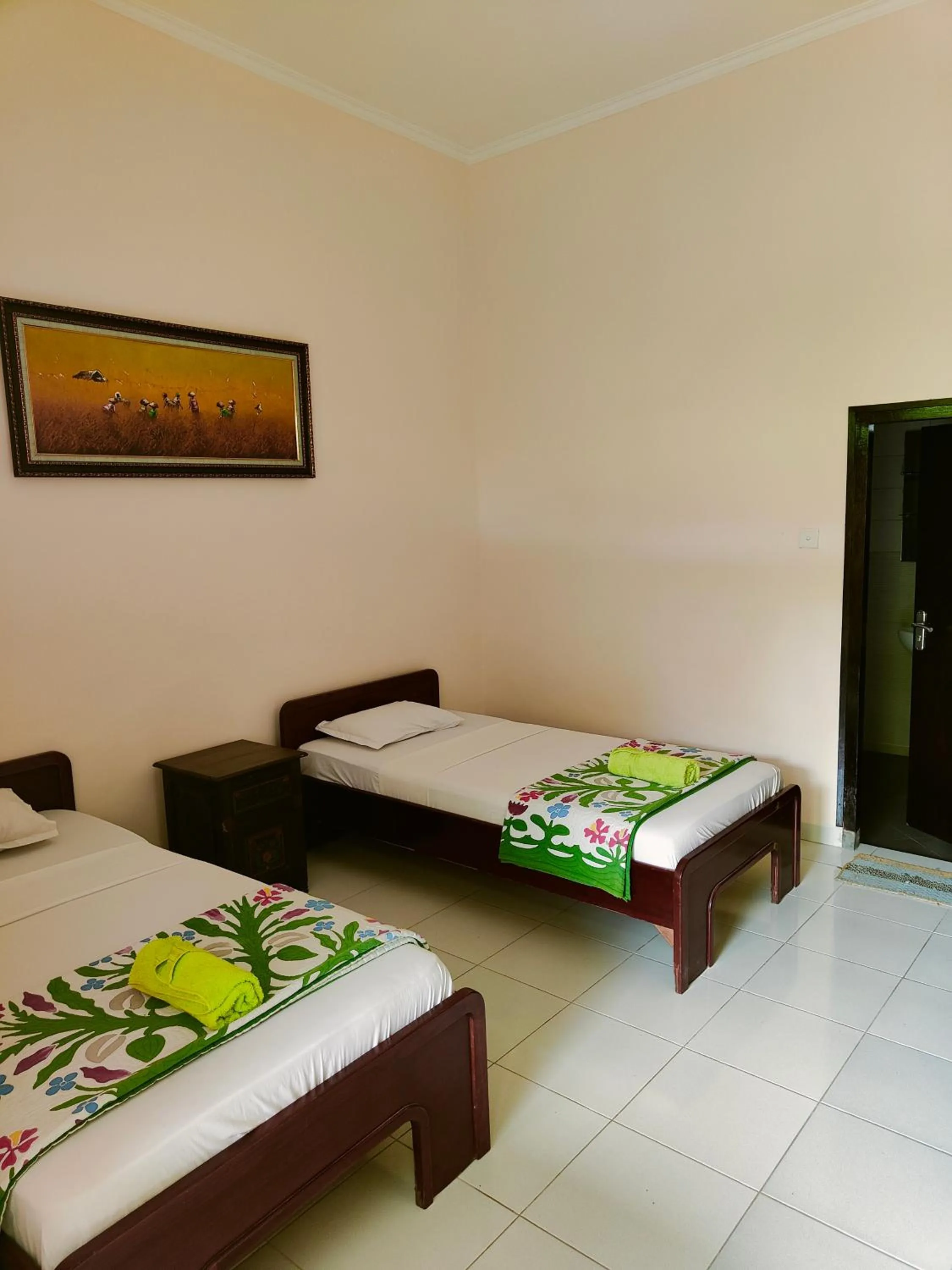 Budget Twin Room in Berlian Inn Kuta Beach