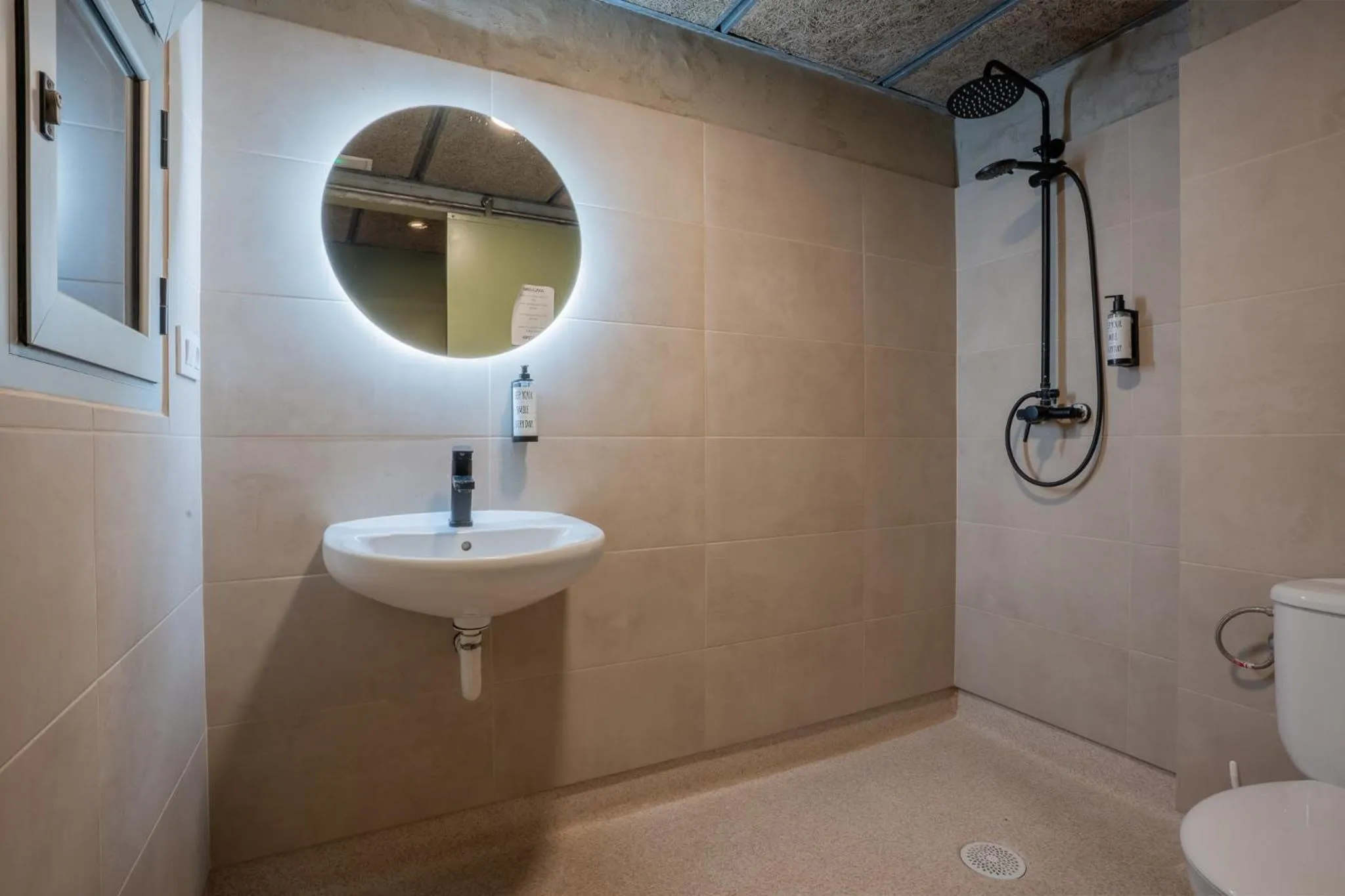 Twin Room in Ideal Youth Hostel