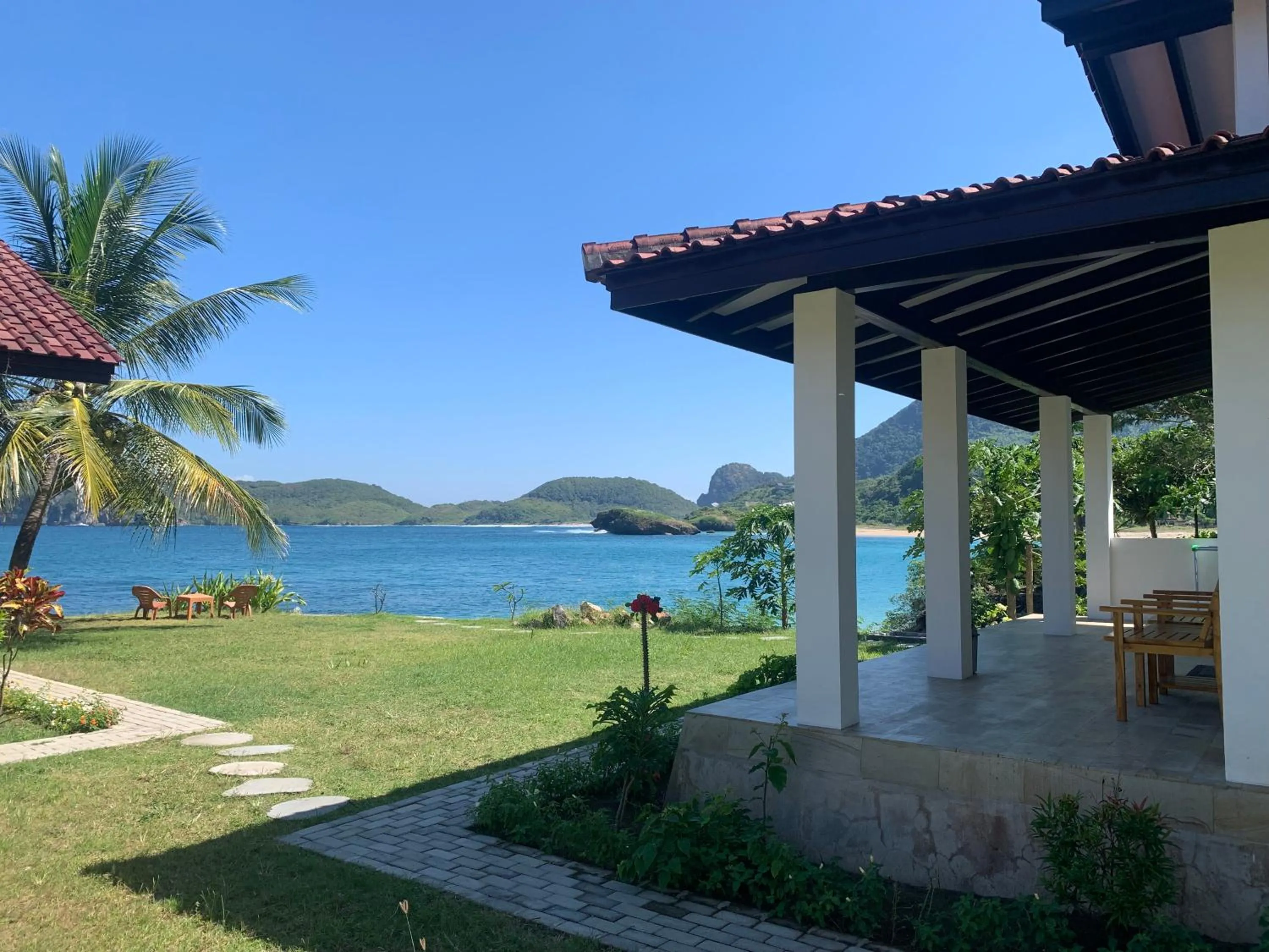 Deluxe Double Room with Balcony and Sea View in Balong Balong Surf Bungalows & Restaurant