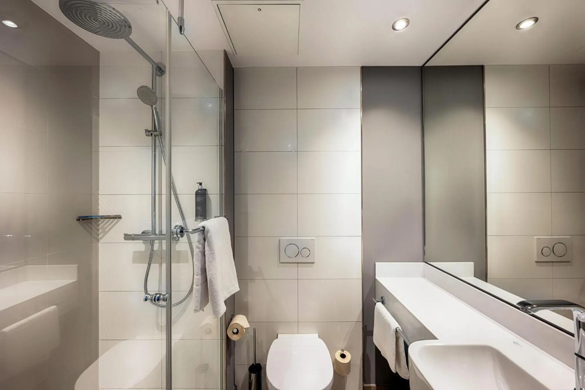 Standard Triple Room in Premier Inn Darmstadt City Centre