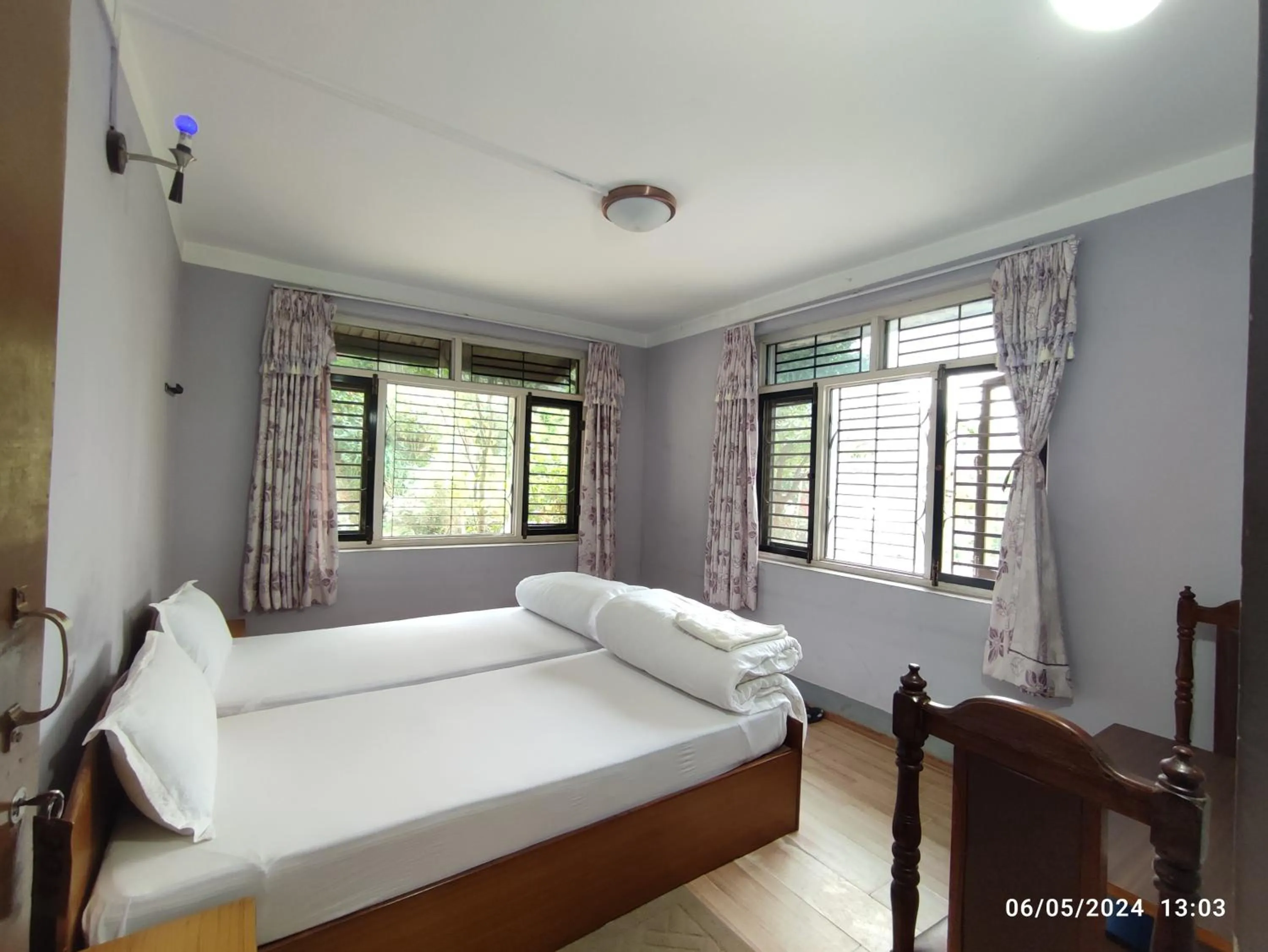 Twin Room with Shared Bathroom - single occupancy in Hotel Mount Paradise