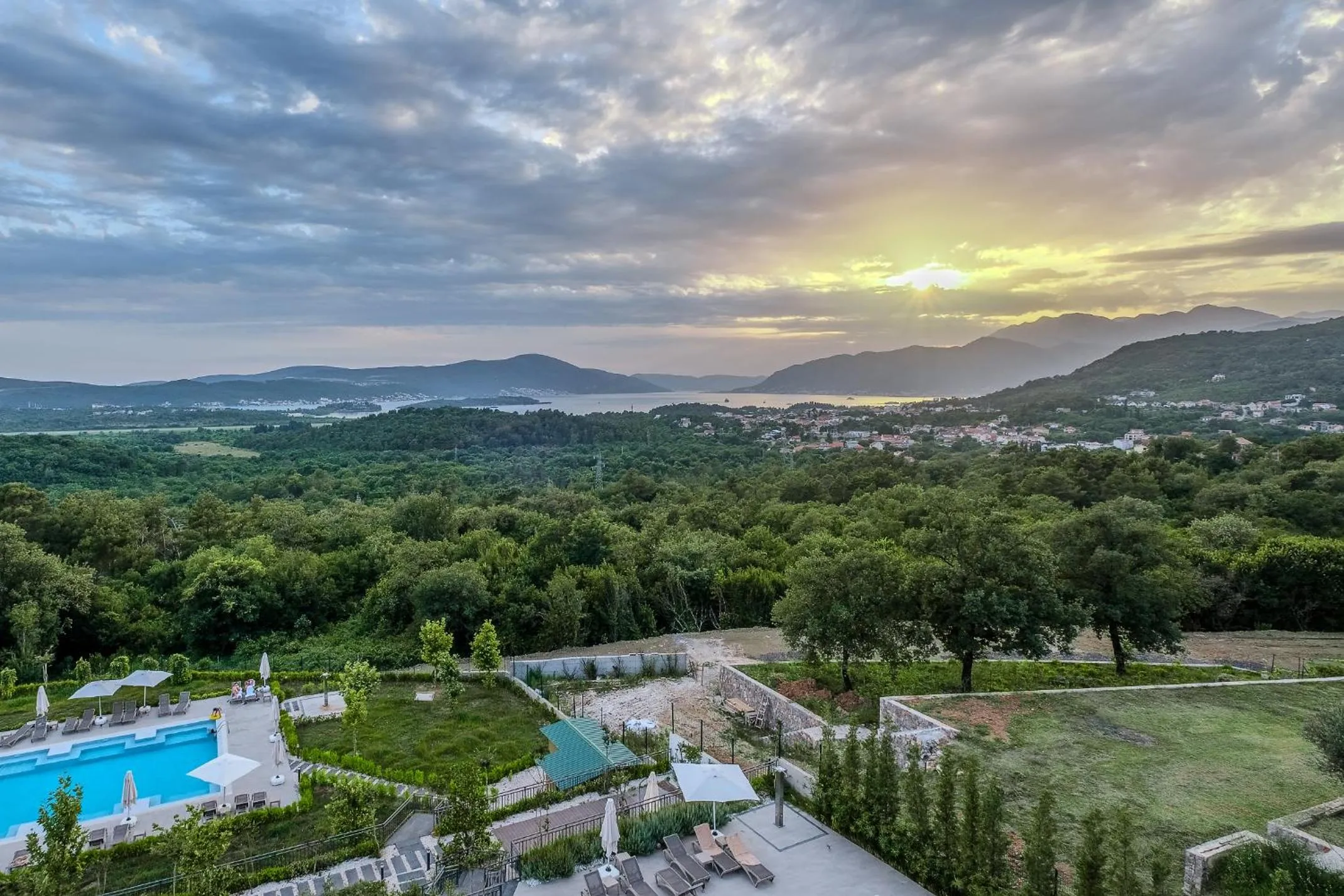 Corner Room with Seaview - Direct Access to Pool in Montenegro Lodge