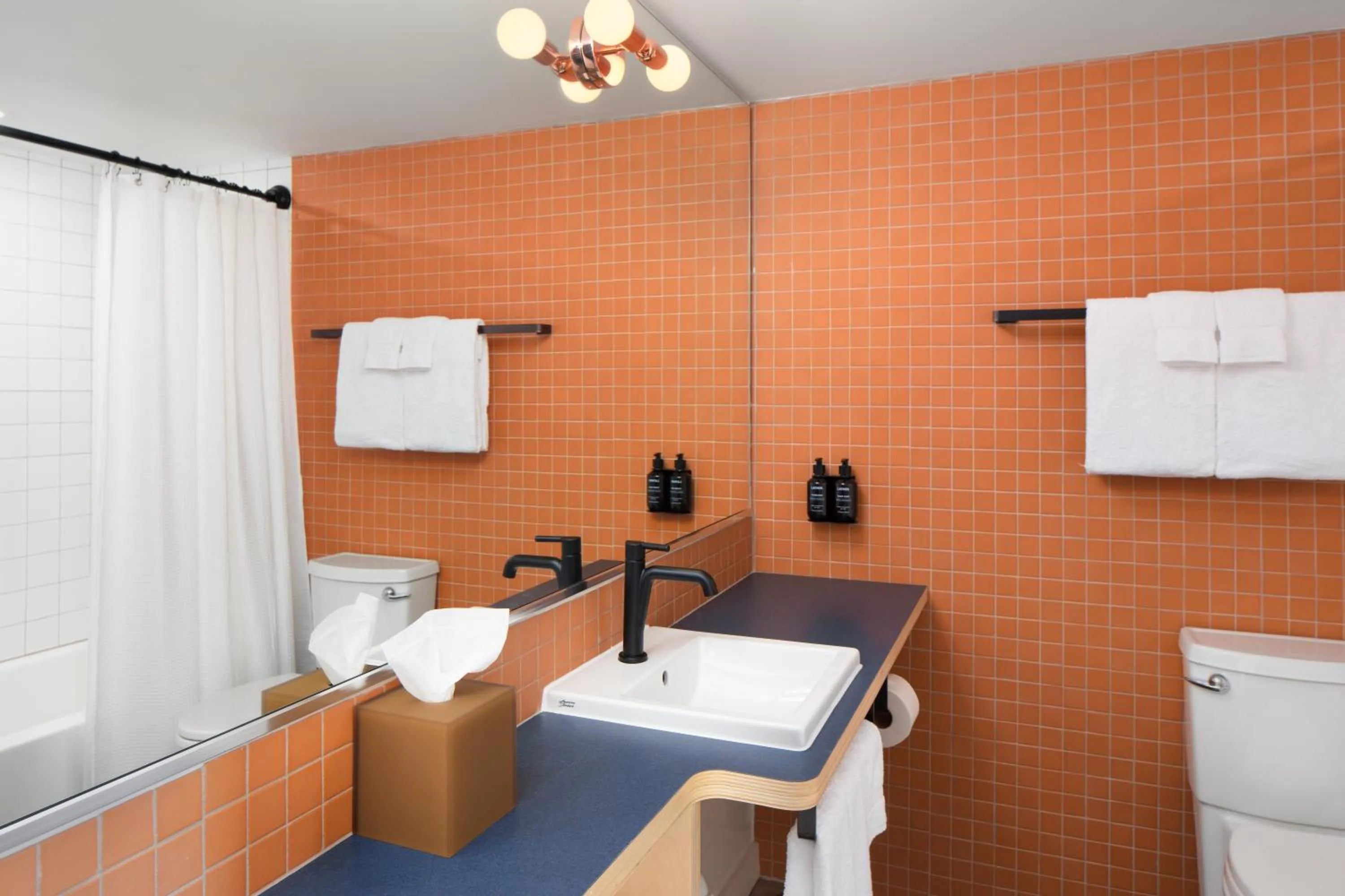 Queen Room in Rhode's Motor Lodge