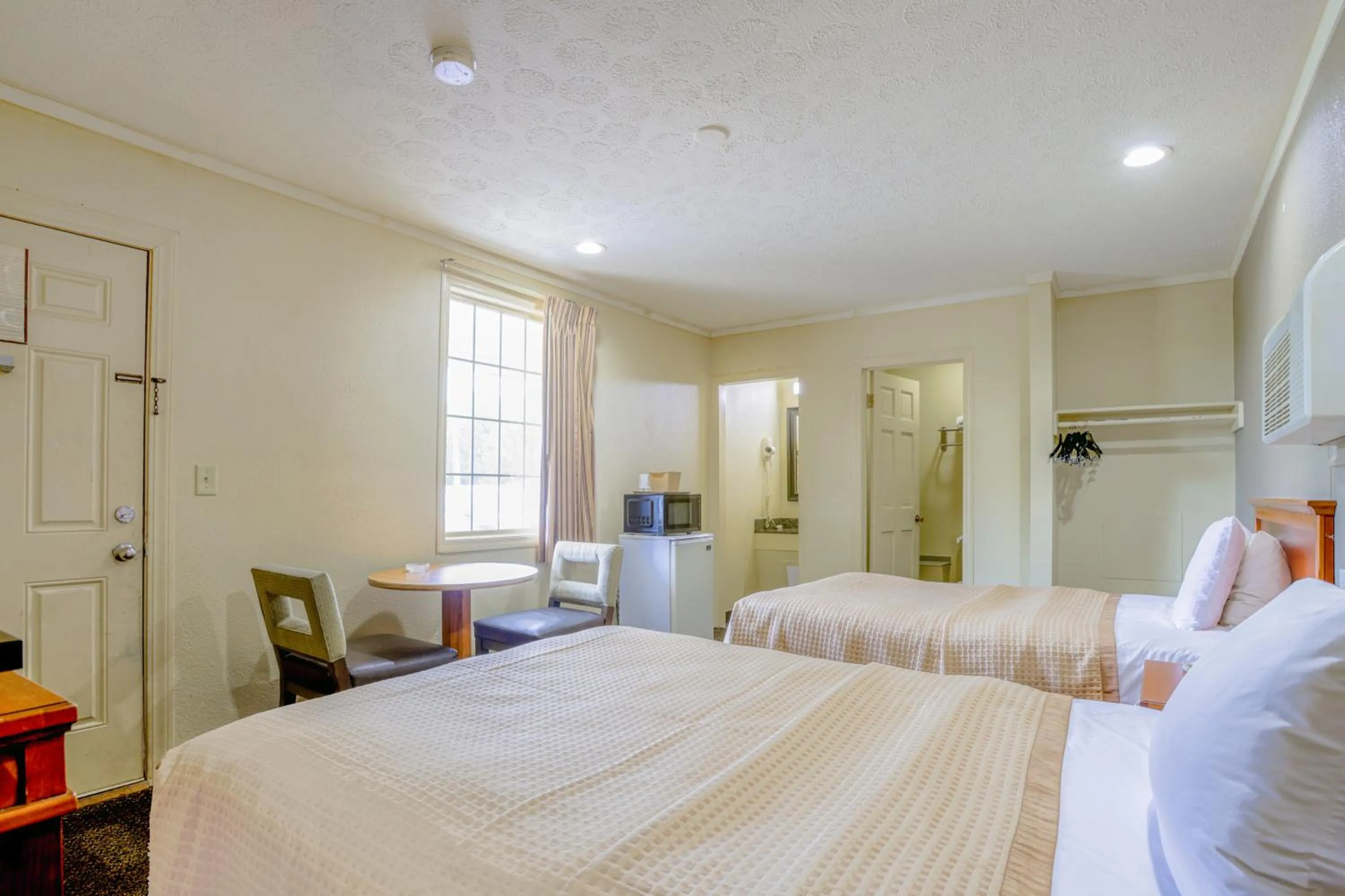 Deluxe 2 Full Beds Smoking in Budget Inn By OYO Natural Bridge I-81