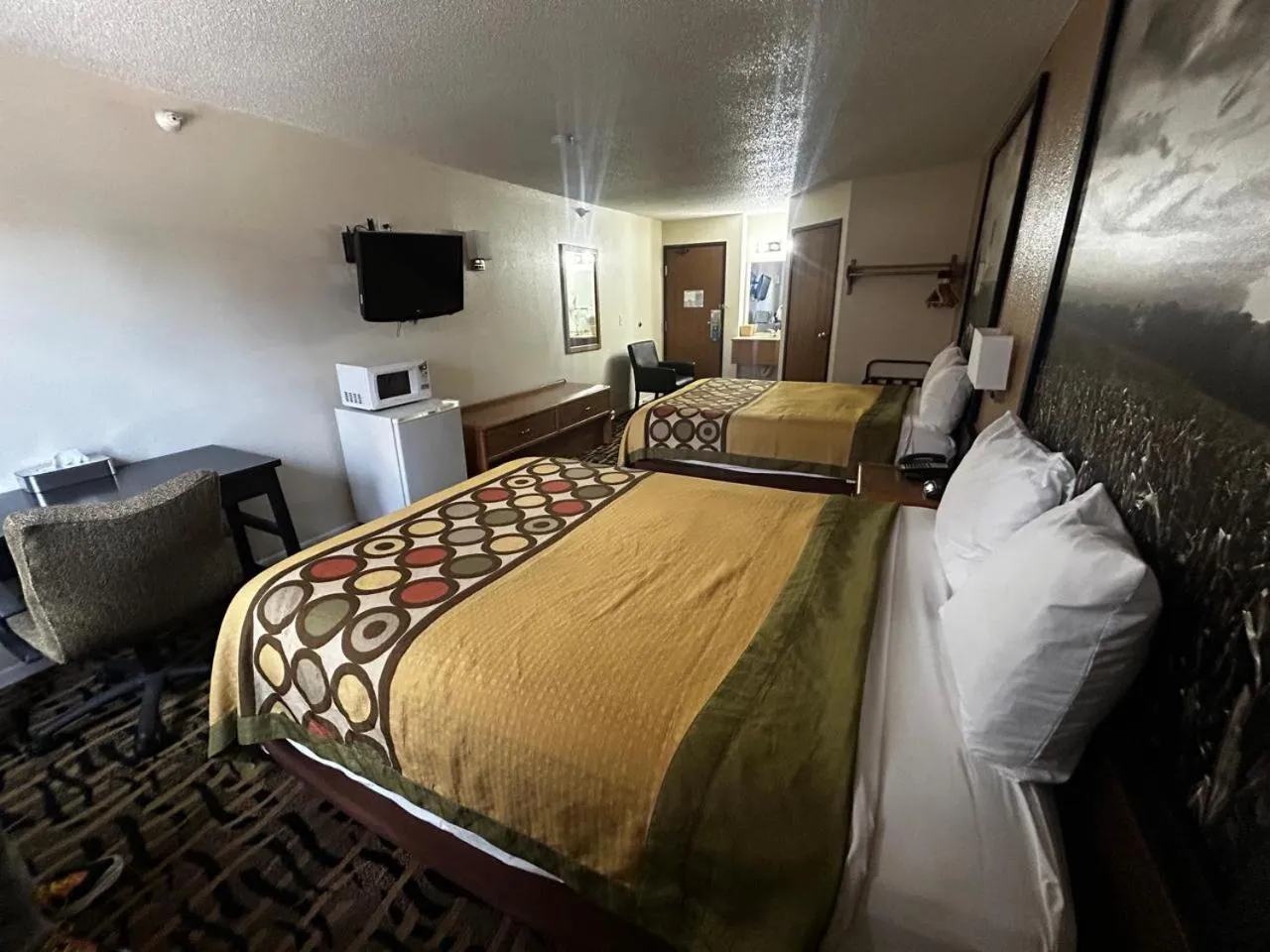 2 Queen Beds Non-Smoking in OYO West Point Inn