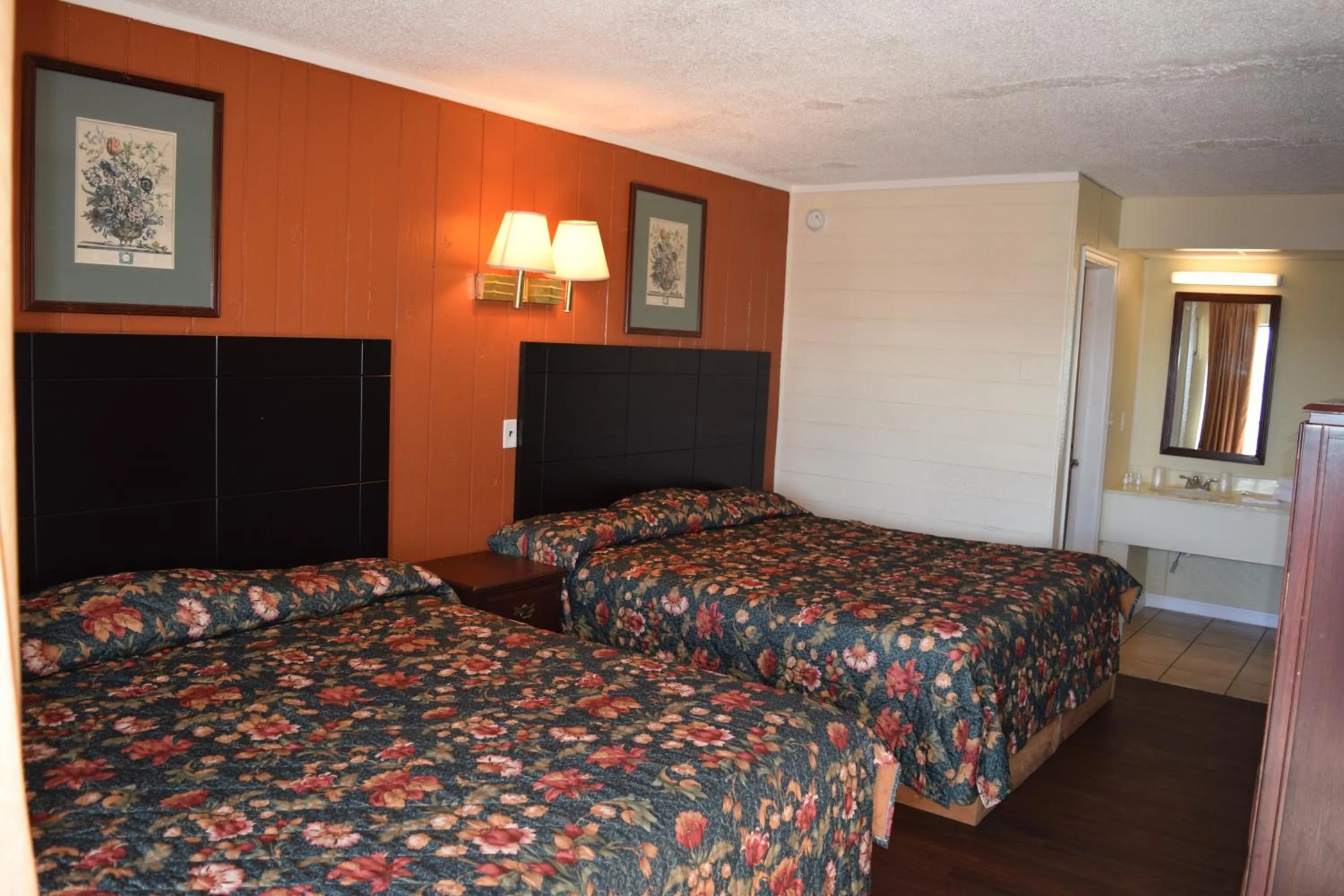 Deluxe King Room in Dry Dock Motel