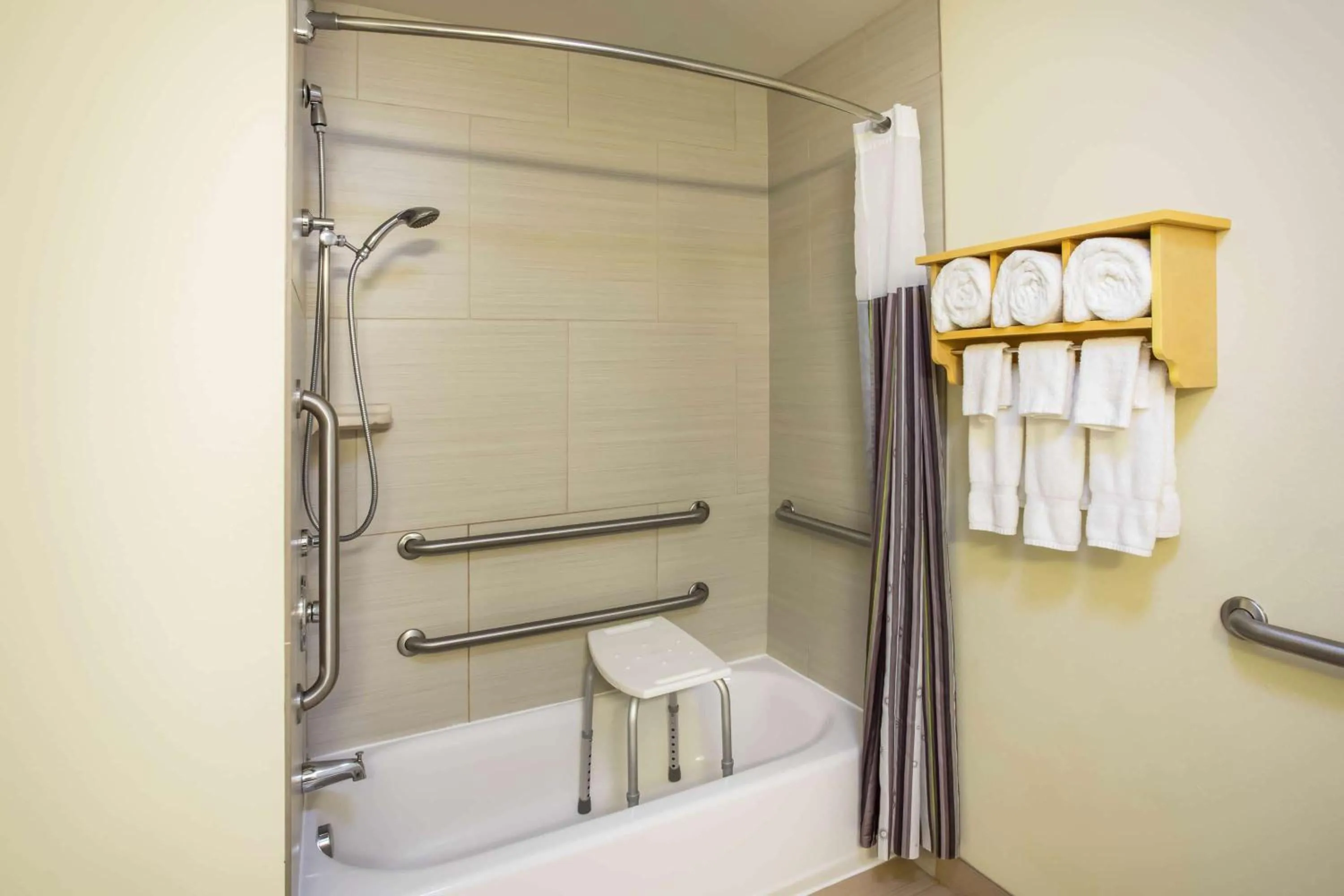 Queen Room with Two Queen Beds and Bathtub with Grab Bars - Mobility Accessible in La Quinta by Wyndham Rochester Mayo Clinic Area South