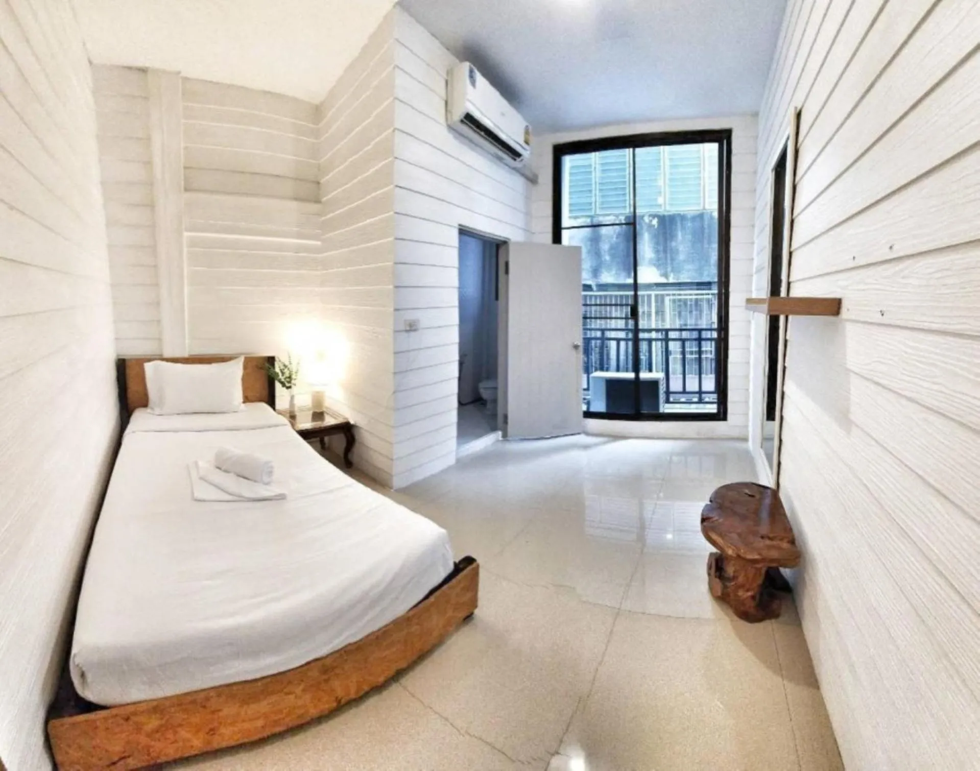 Single Room with Private Bathroom in Back Home Backpackers Hostel