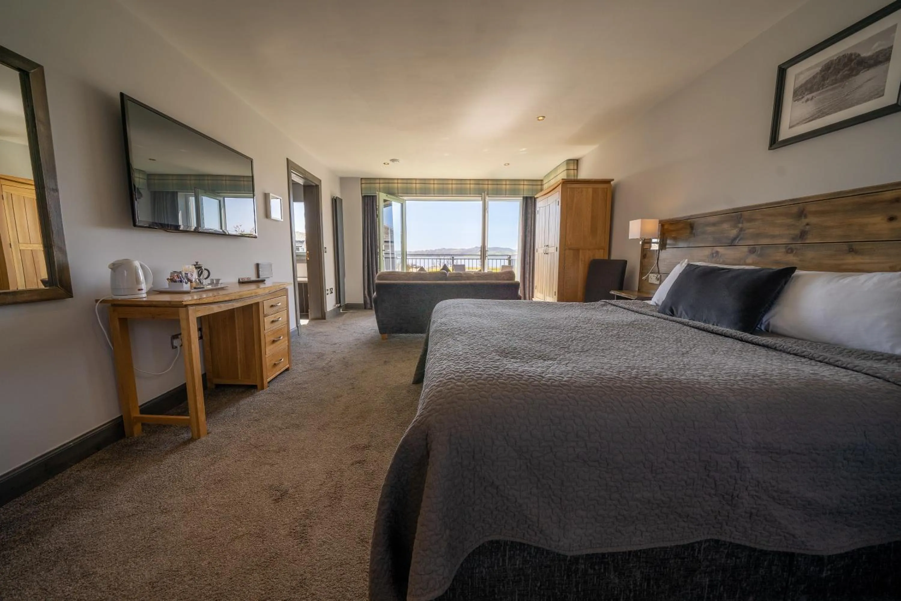 Deluxe Double Room with Balcony in Oak Tree Inn