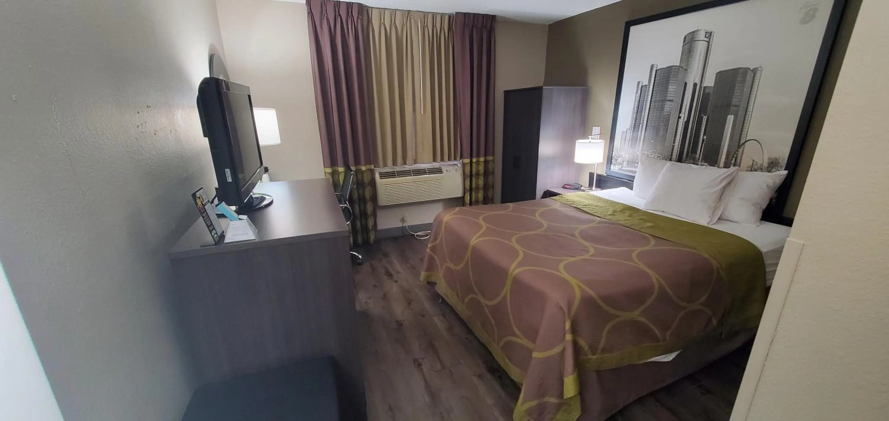 Queen Room - Mobility Access/Non-Smoking in Super 8 by Wyndham Sterling Heights/Detroit Area