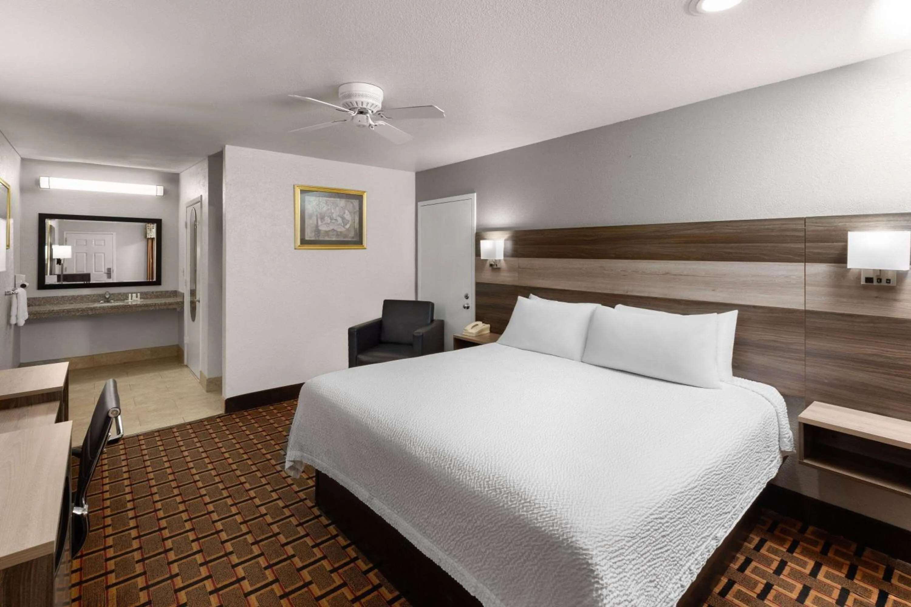 King Room with Bath Tub - Mobility Accessible/Non-Smoking in Ramada Limited San Angelo