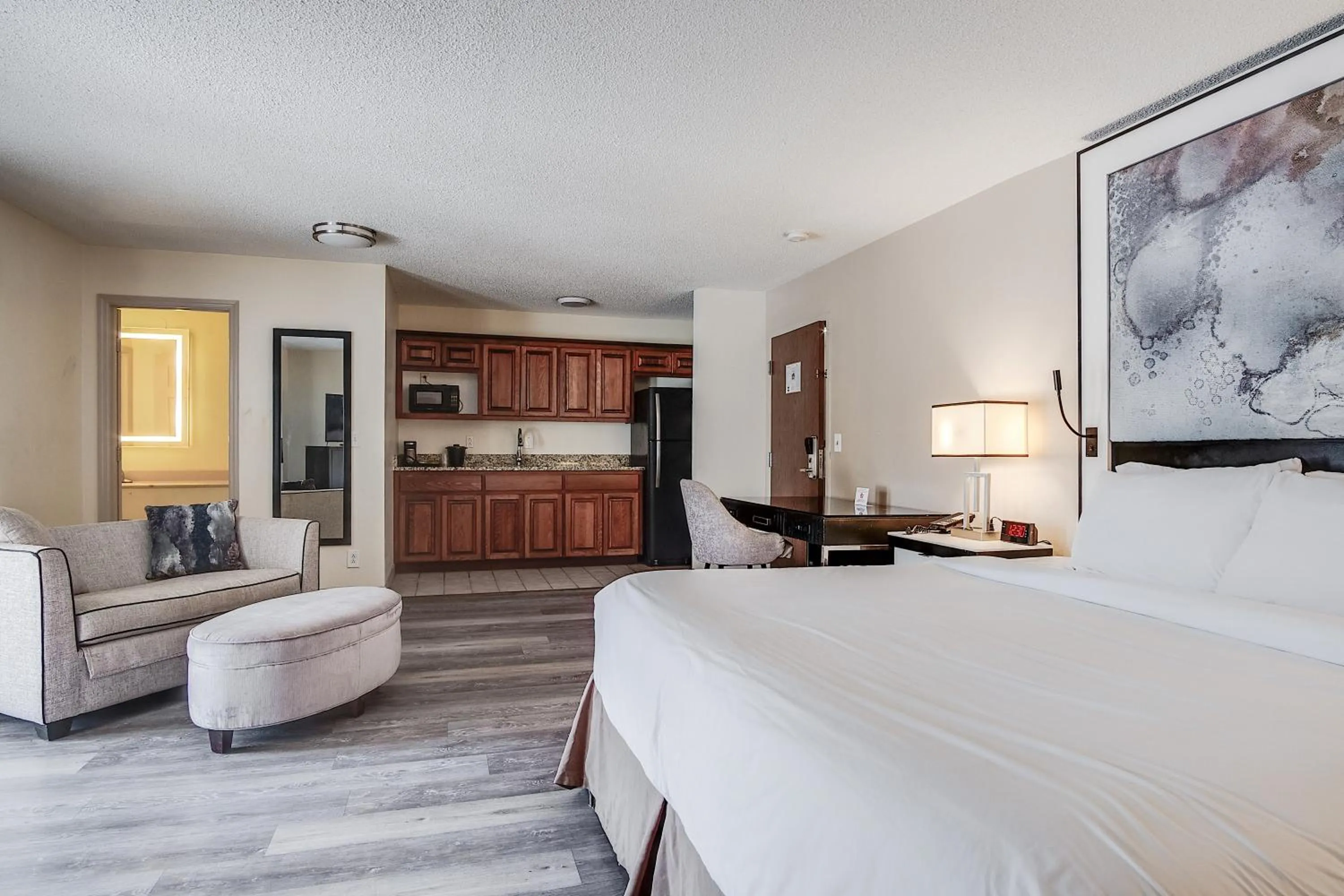 Deluxe King Suite in Cottonwood Suites Savannah Hotel & Conference Center