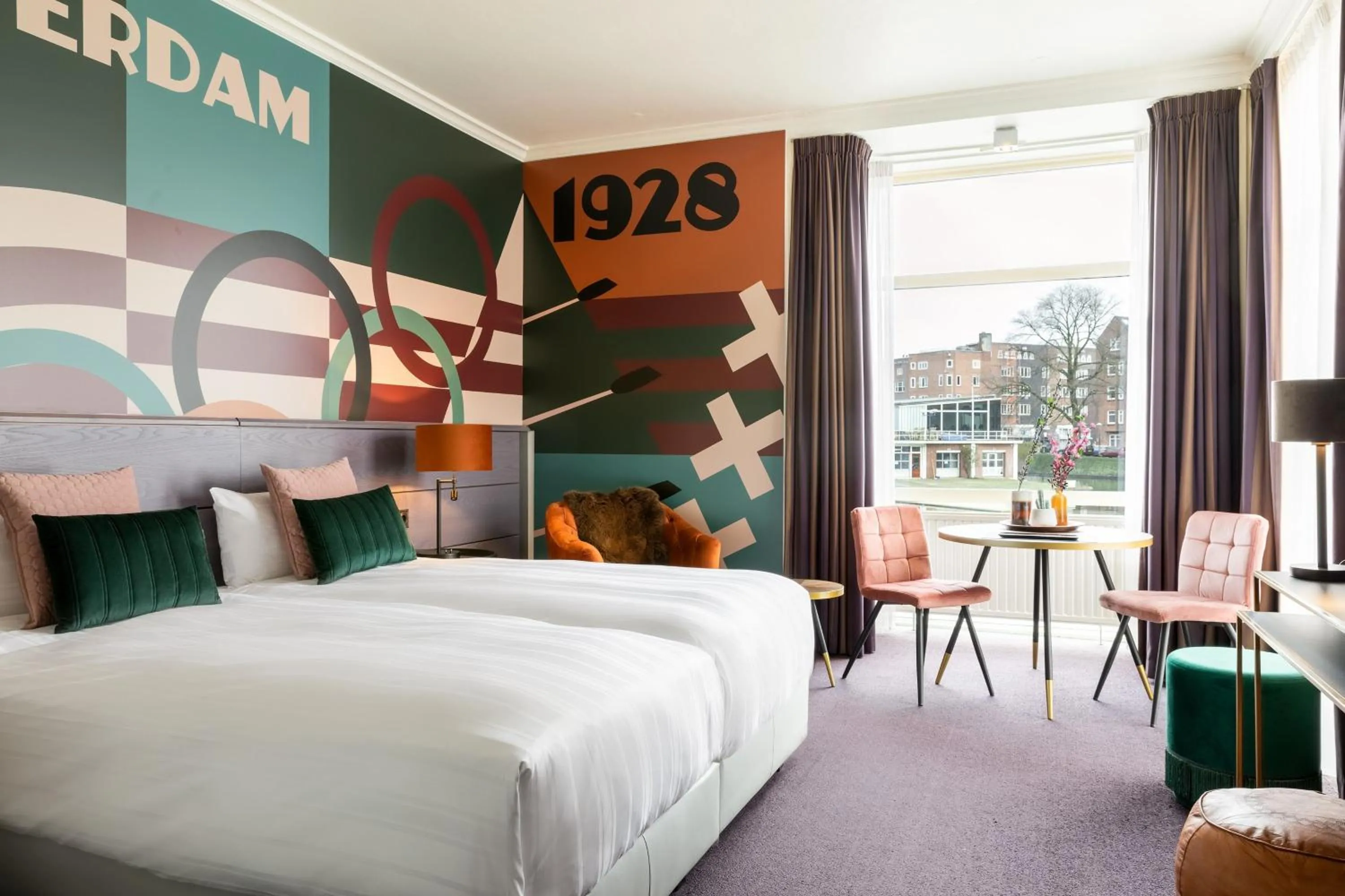 Deluxe Twin Room with Canal View in Apollo Hotel Amsterdam, a Tribute Portfolio Hotel