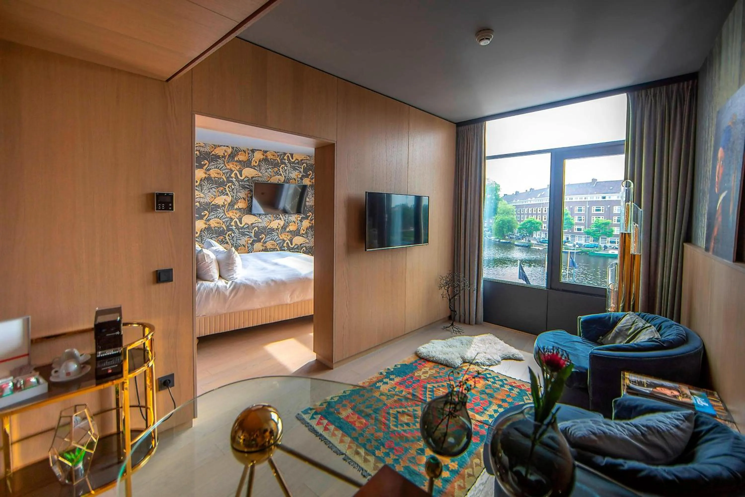 Design King Suite with Canal View in Apollo Hotel Amsterdam, a Tribute Portfolio Hotel