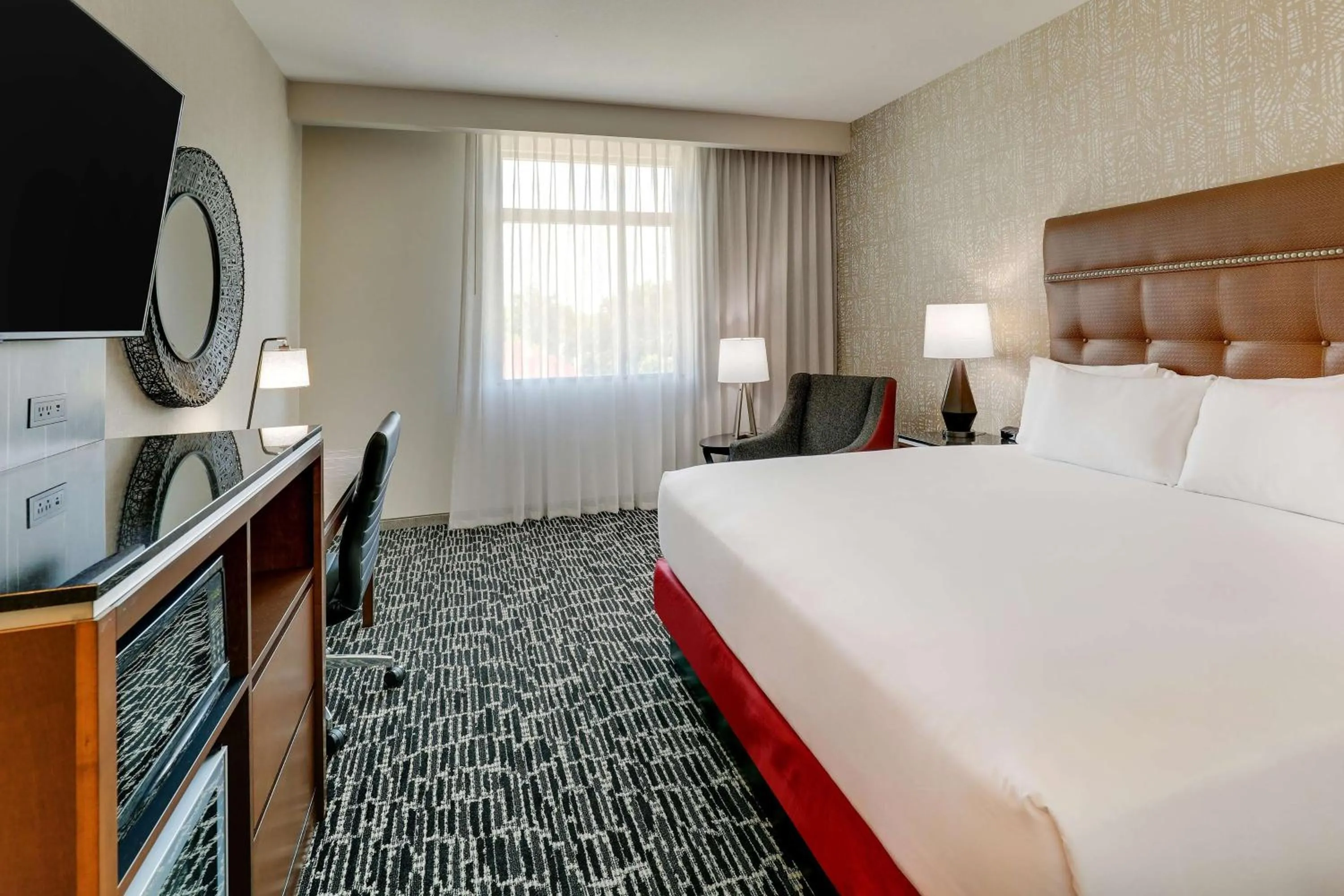 Upper Floor Deluxe King Room in Drury Plaza Hotel Savannah Pooler