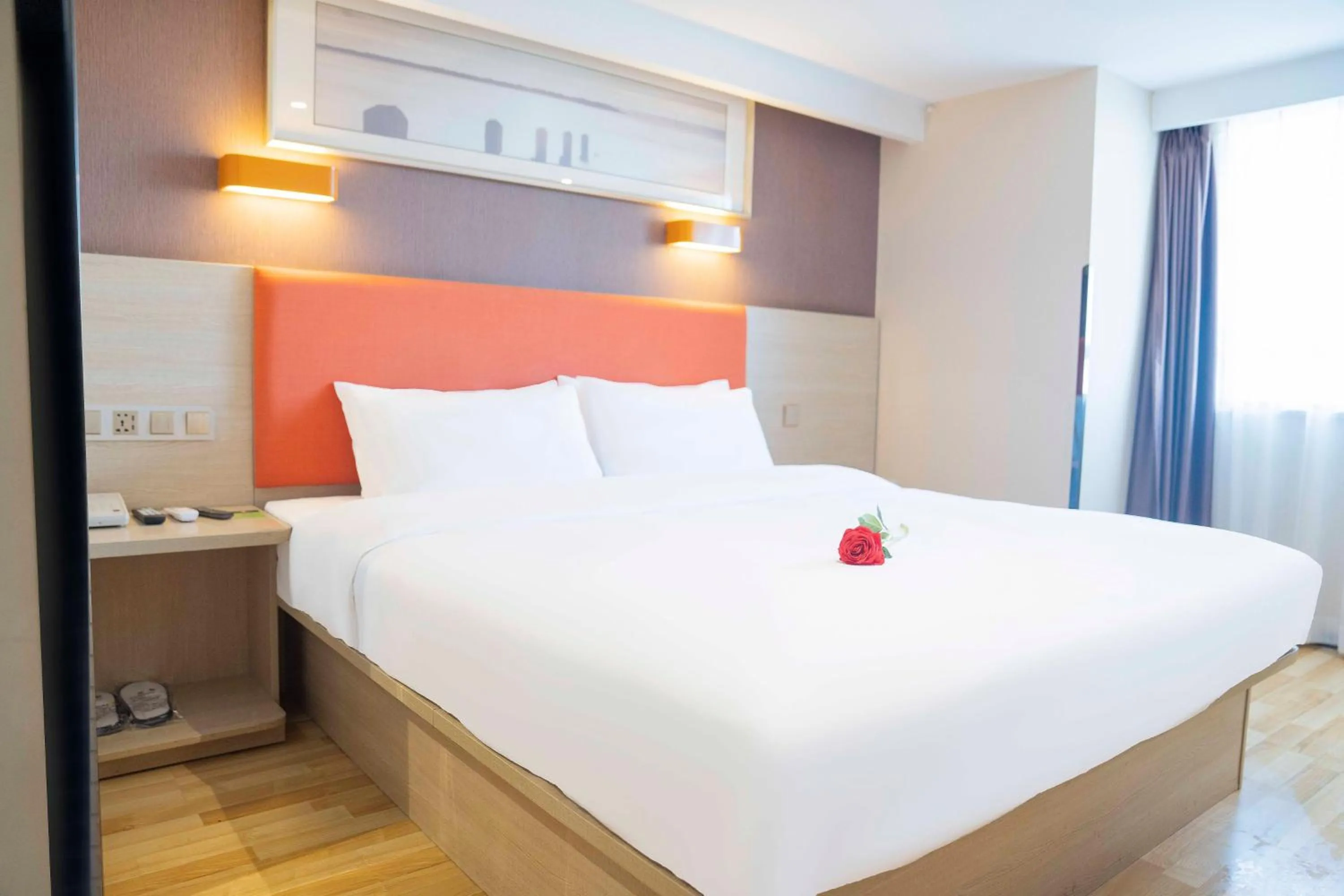 Deluxe Queen Room in 7 Days Premium - Kunming South High Speed Railway Station University Town Metro Station