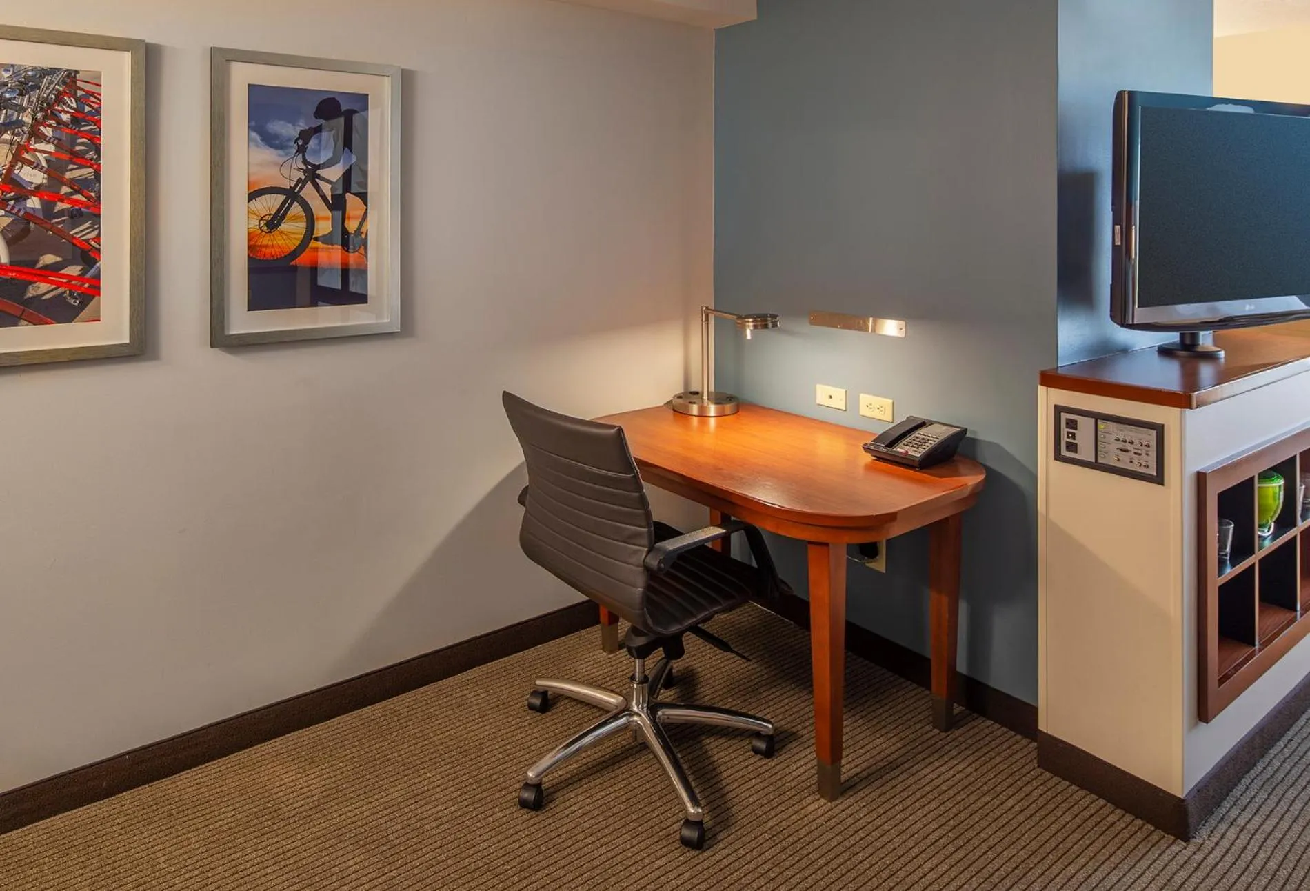 Corner King Room with Sofa Bed in Hyatt Place Madison/Downtown