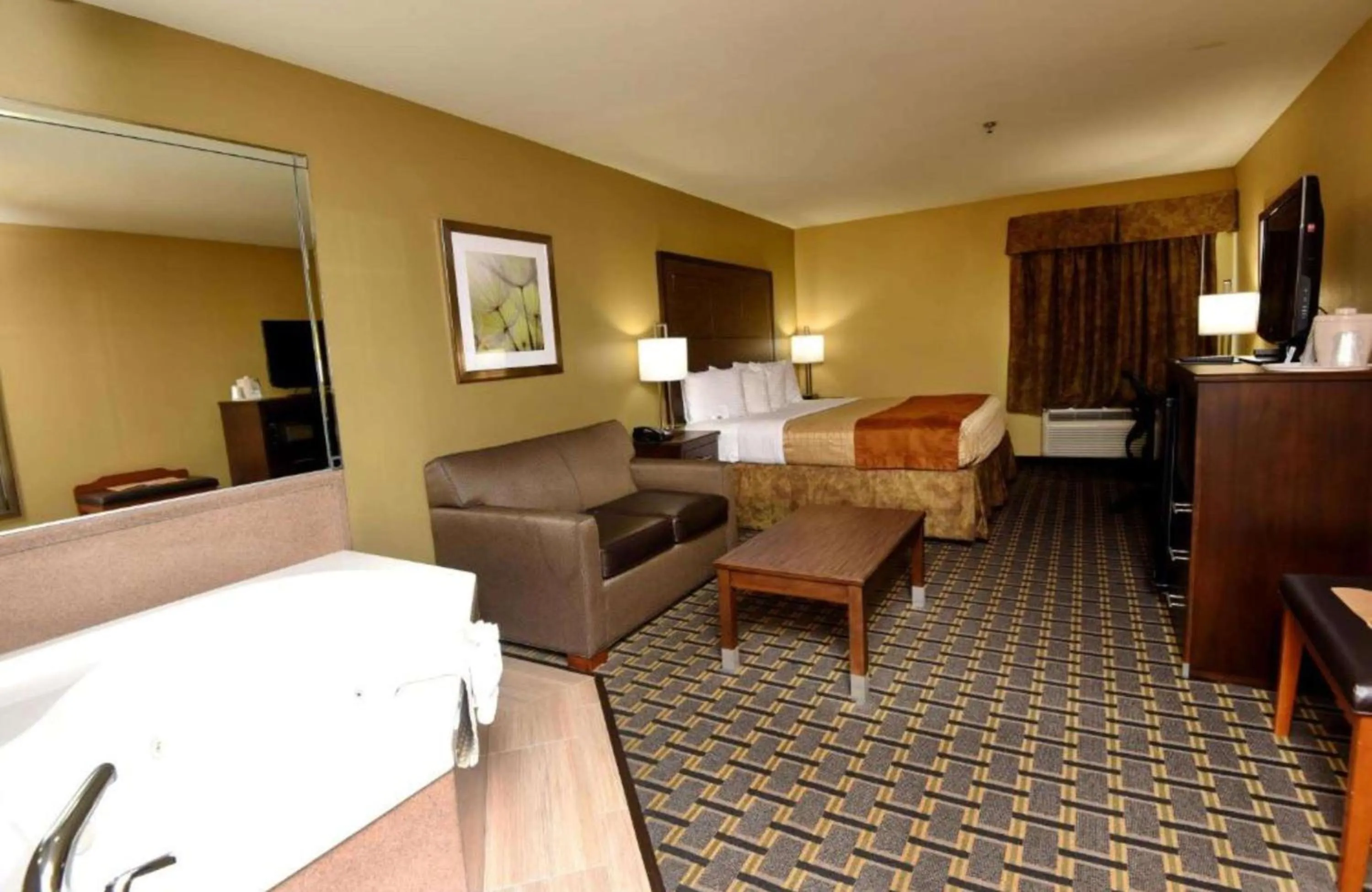 King Suite with Spa Bath in Best Western Zachary Inn