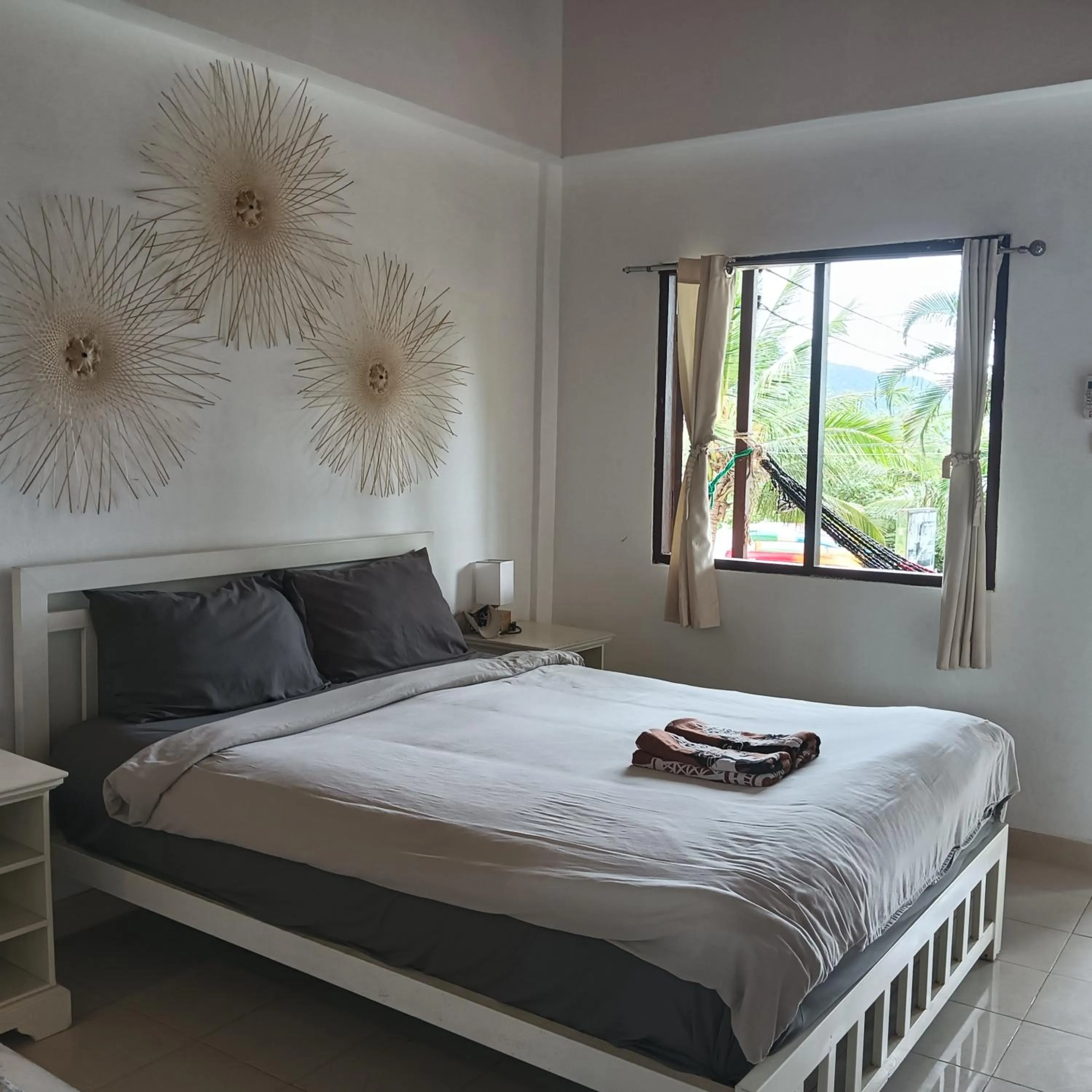 Deluxe Room Sea View with Queen bed in Cliff Cottage