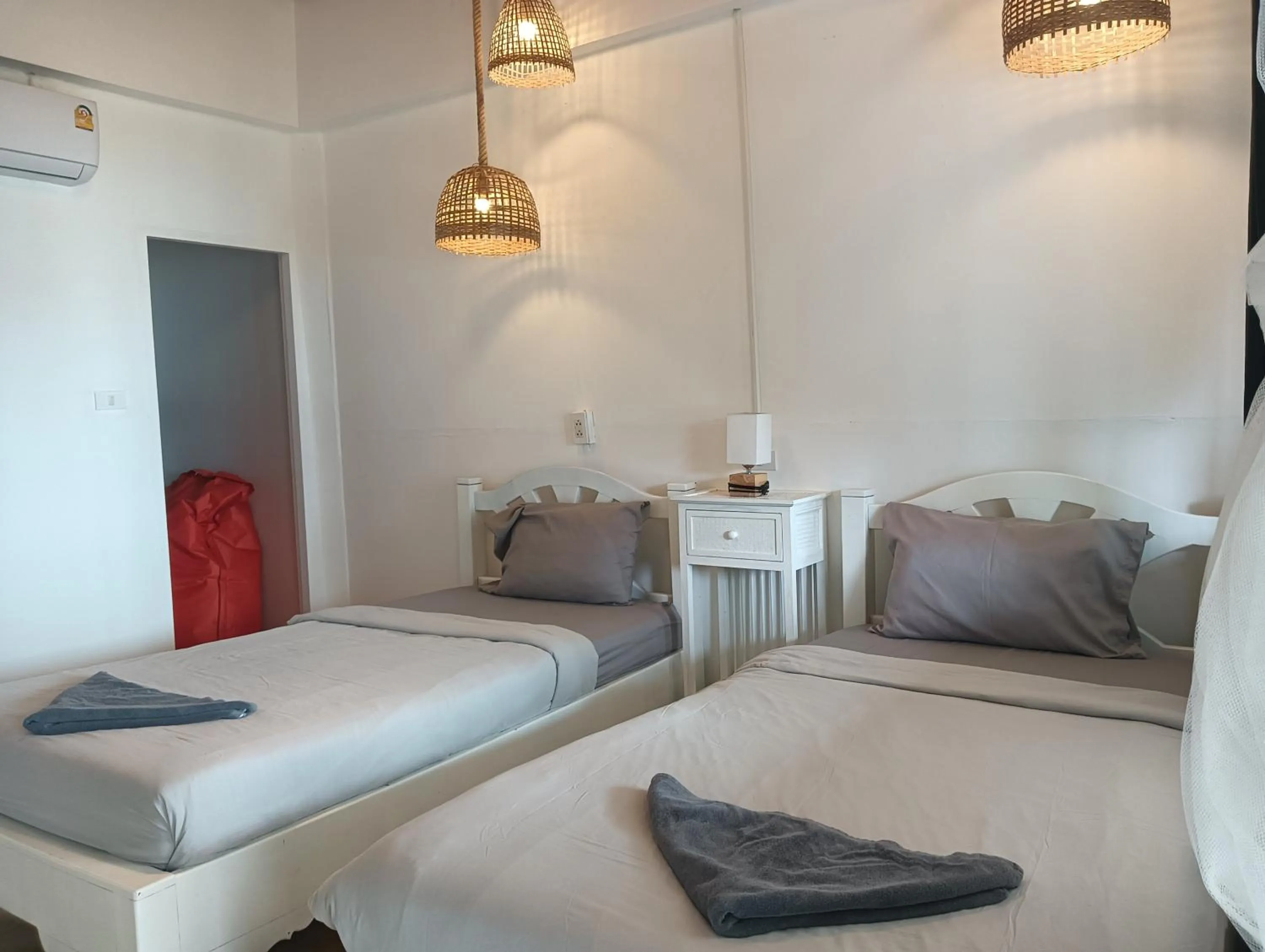 Seaview room with Twin bed and patio in Cliff Cottage