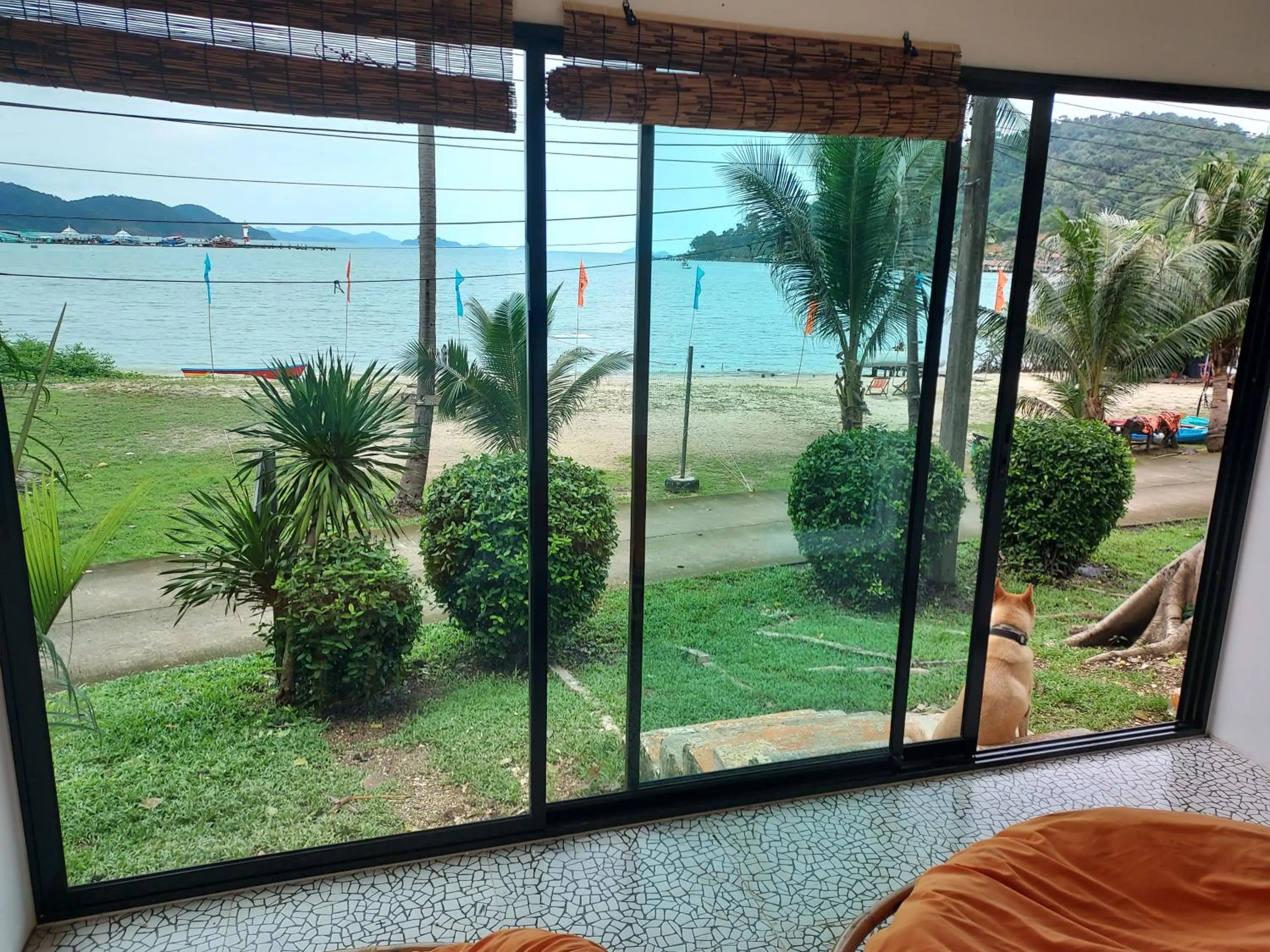 Seaview room with Queen bed and patio in Cliff Cottage