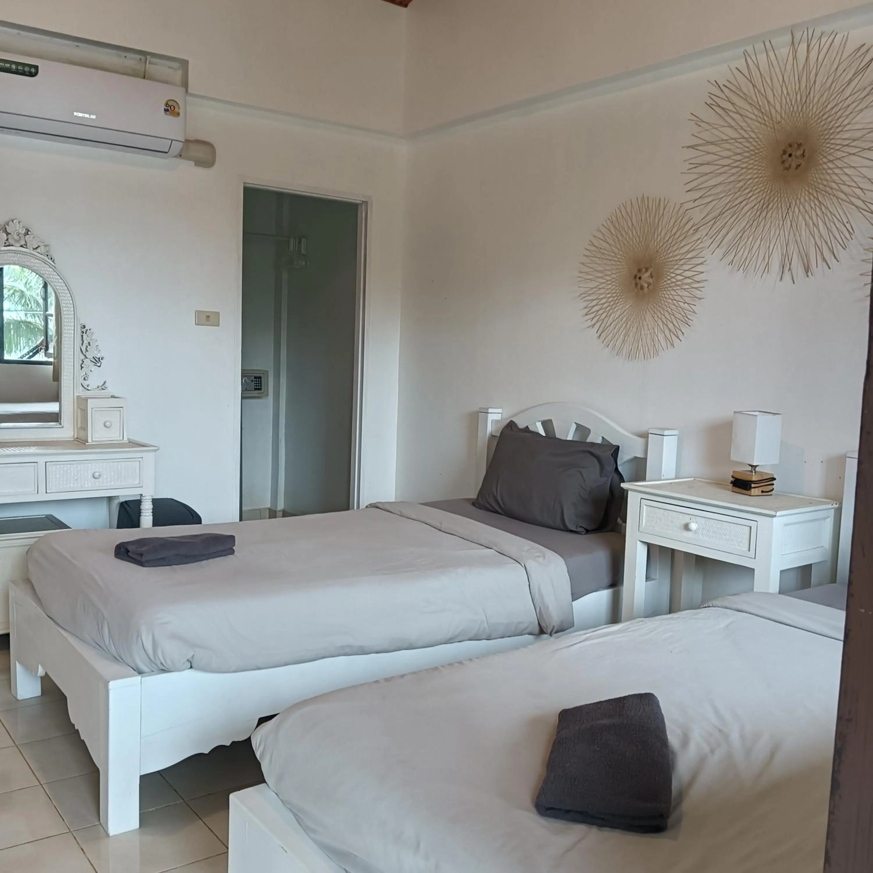 Deluxe Room Sea View with Twin Bed in Cliff Cottage